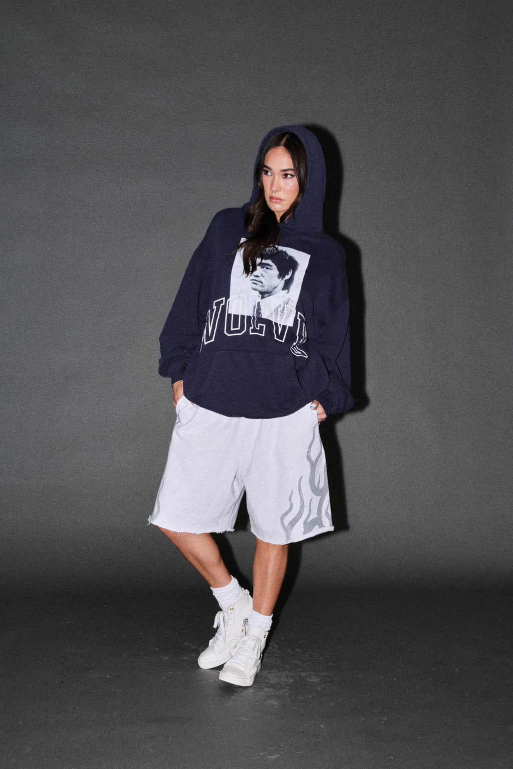 Bruce Lee Forever Pierce Hoodie in Navy — imagem 11