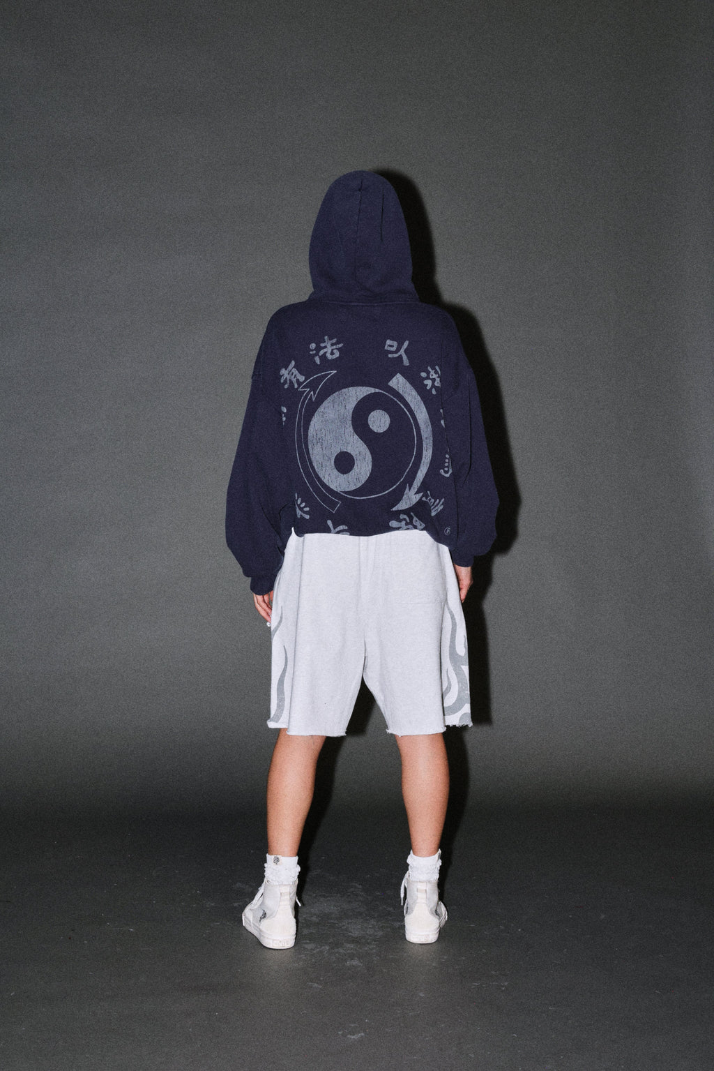 Bruce Lee Forever Pierce Hoodie in Navy — imagem 12