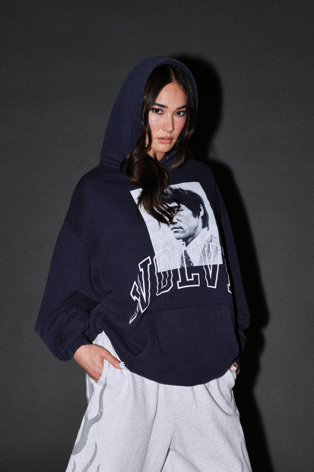 Bruce Lee Forever Pierce Hoodie in Navy — imagem 9