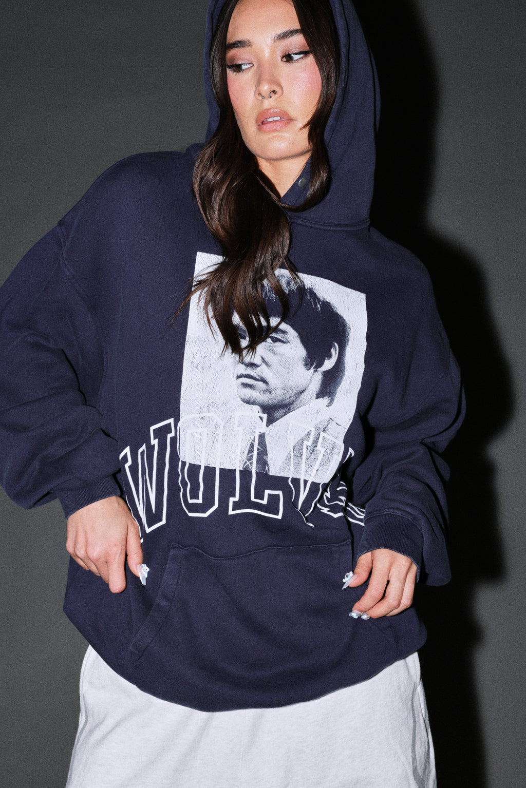 Bruce Lee Forever Pierce Hoodie in Navy — imagem 13