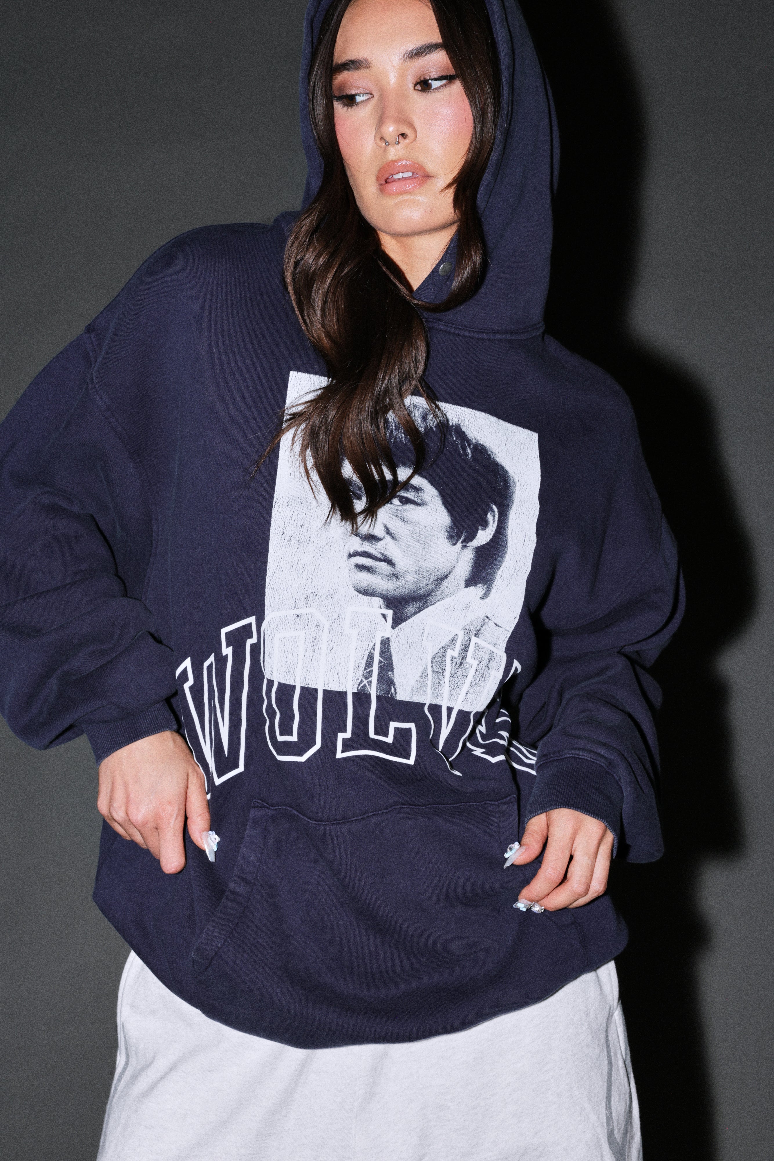 Bruce Lee Forever Pierce Hoodie in Navy — imagem 13