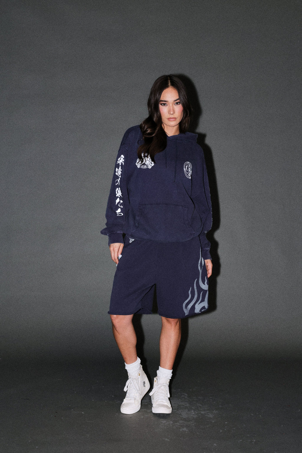 Kazoku Okami Bishop Hoodie in Navy — imagem 11