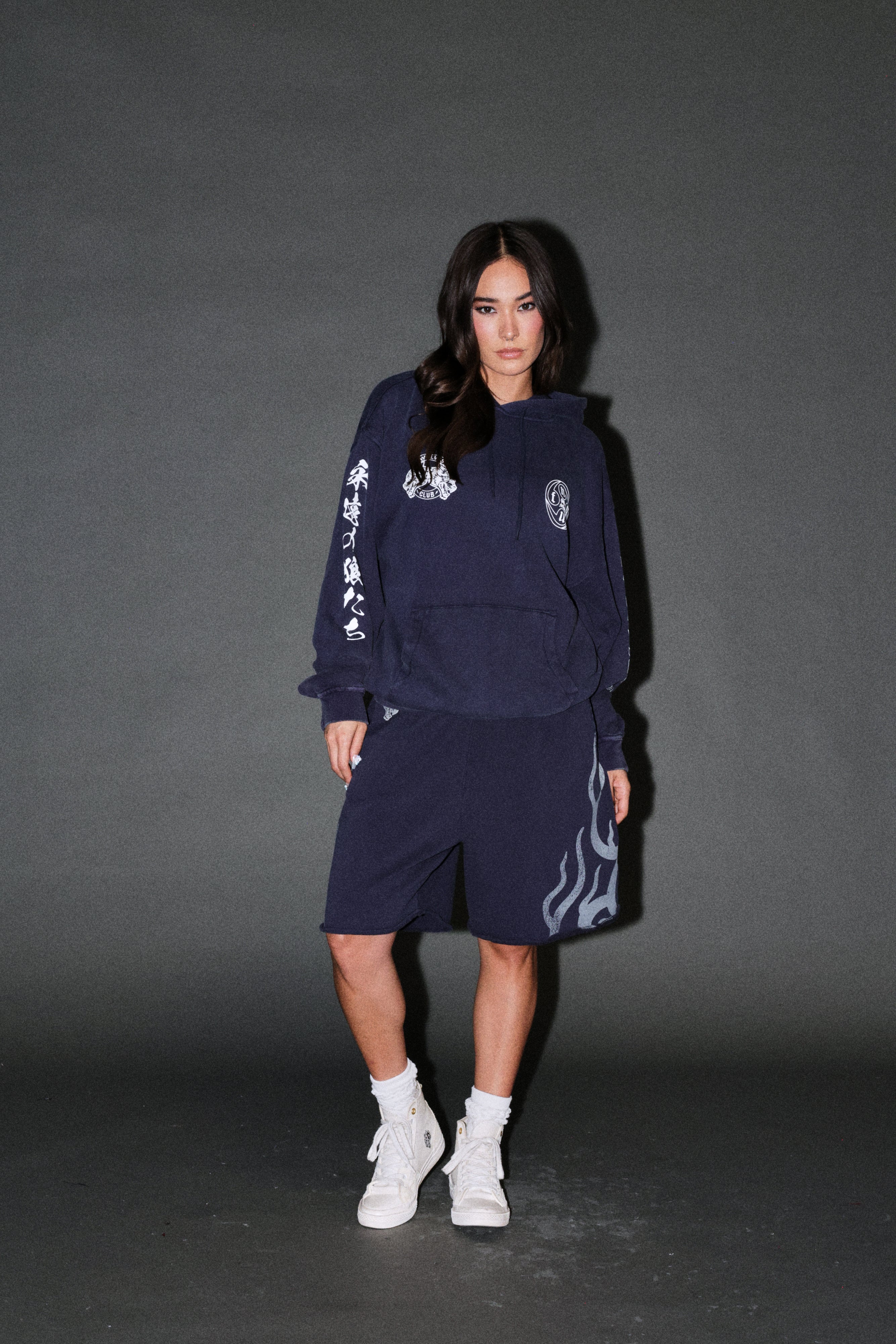 Kazoku Okami Bishop Hoodie in Navy — imagem 11