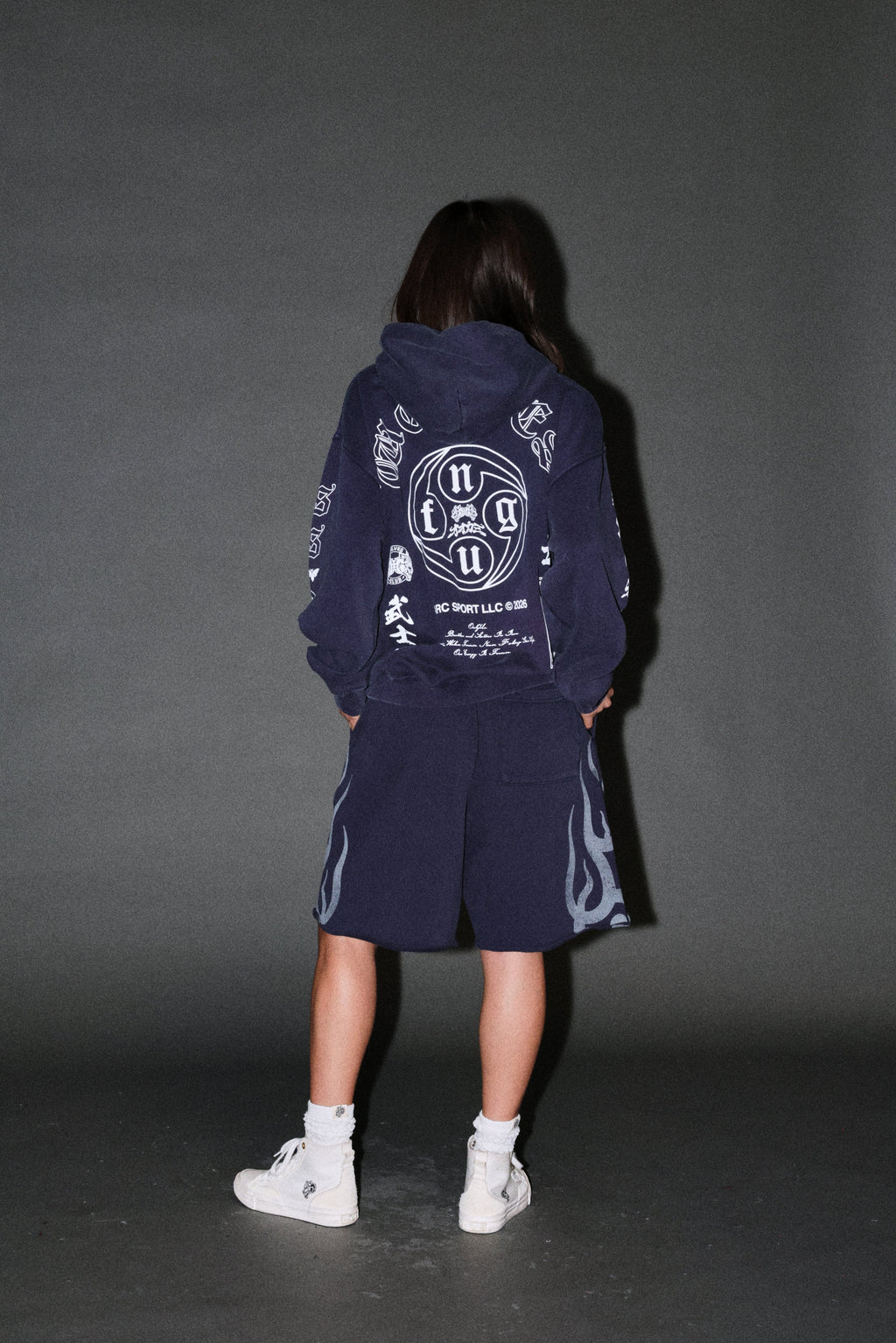 Kazoku Okami Bishop Hoodie in Navy — imagem 12