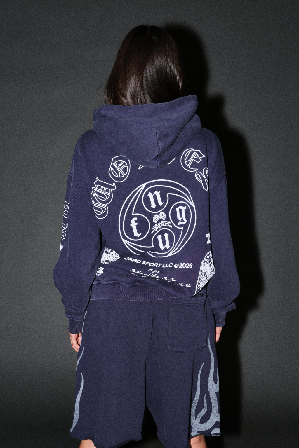 Kazoku Okami Bishop Hoodie in Navy — imagem 10