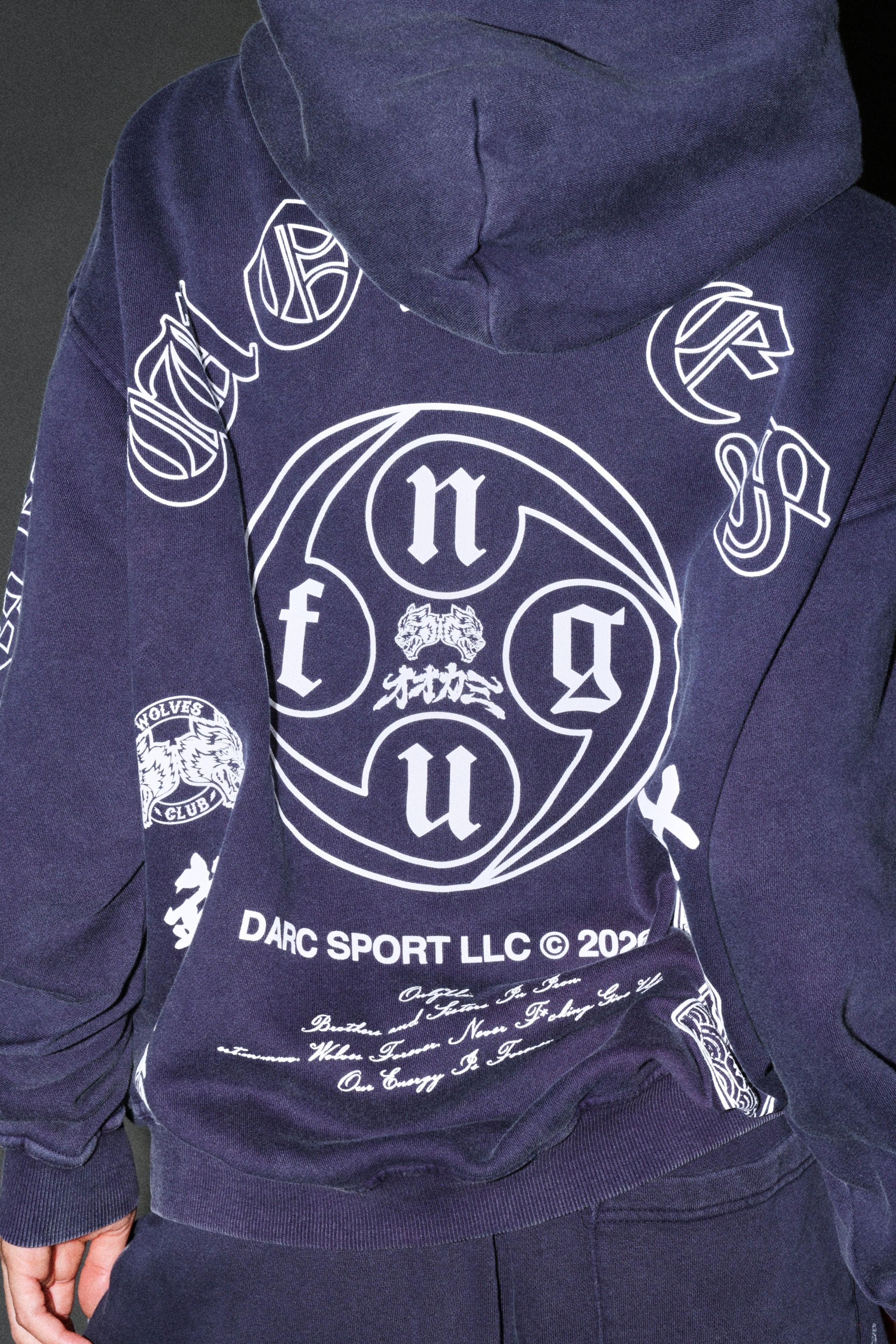 Kazoku Okami Bishop Hoodie in Navy — imagem 14