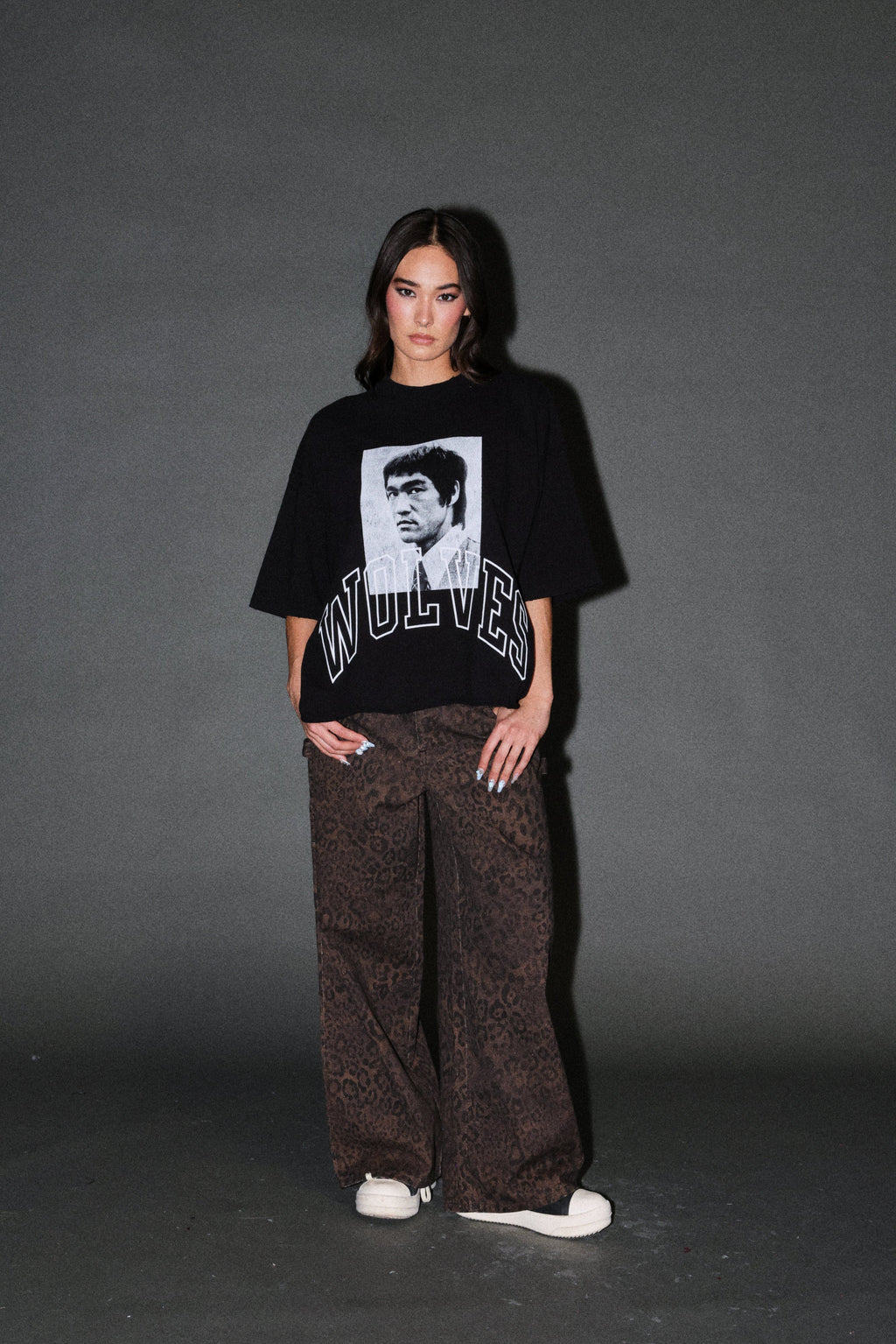 Bruce Lee Forever Distressed Grunge Box Cut Tee V2 in Black — imagem 11