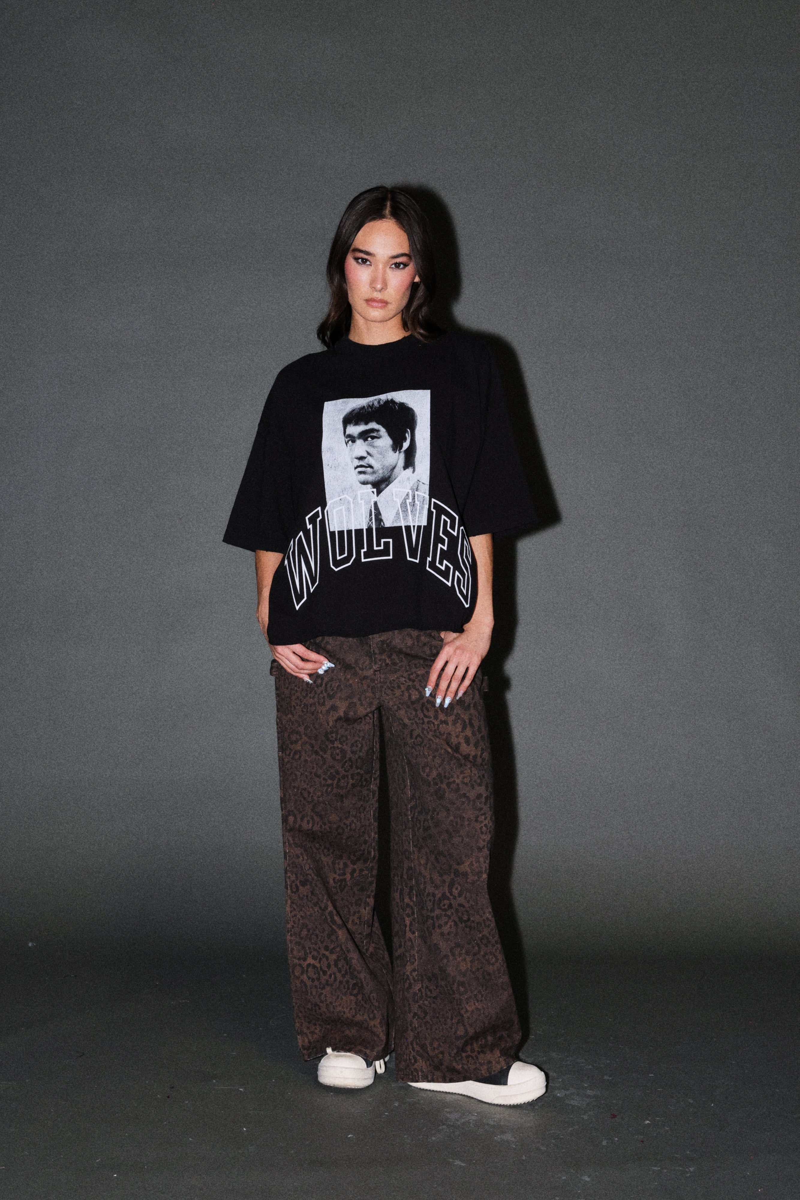 Bruce Lee Forever Distressed Grunge Box Cut Tee V2 in Black — imagem 11