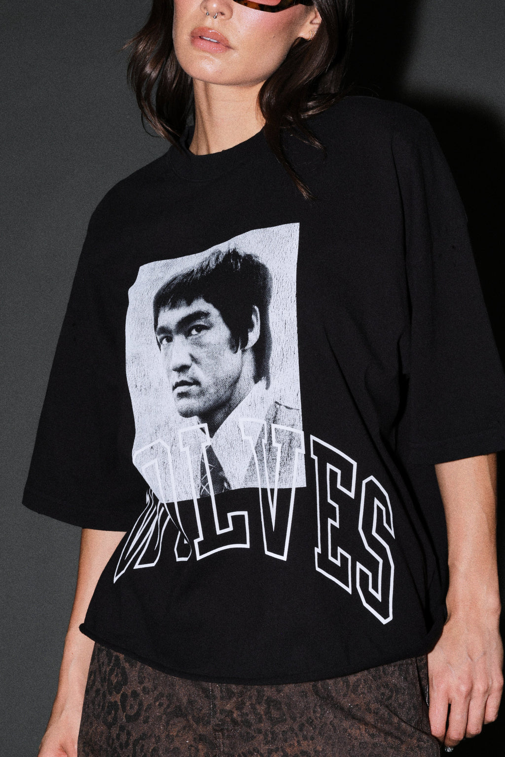 Bruce Lee Forever Distressed Grunge Box Cut Tee V2 in Black — imagem 13