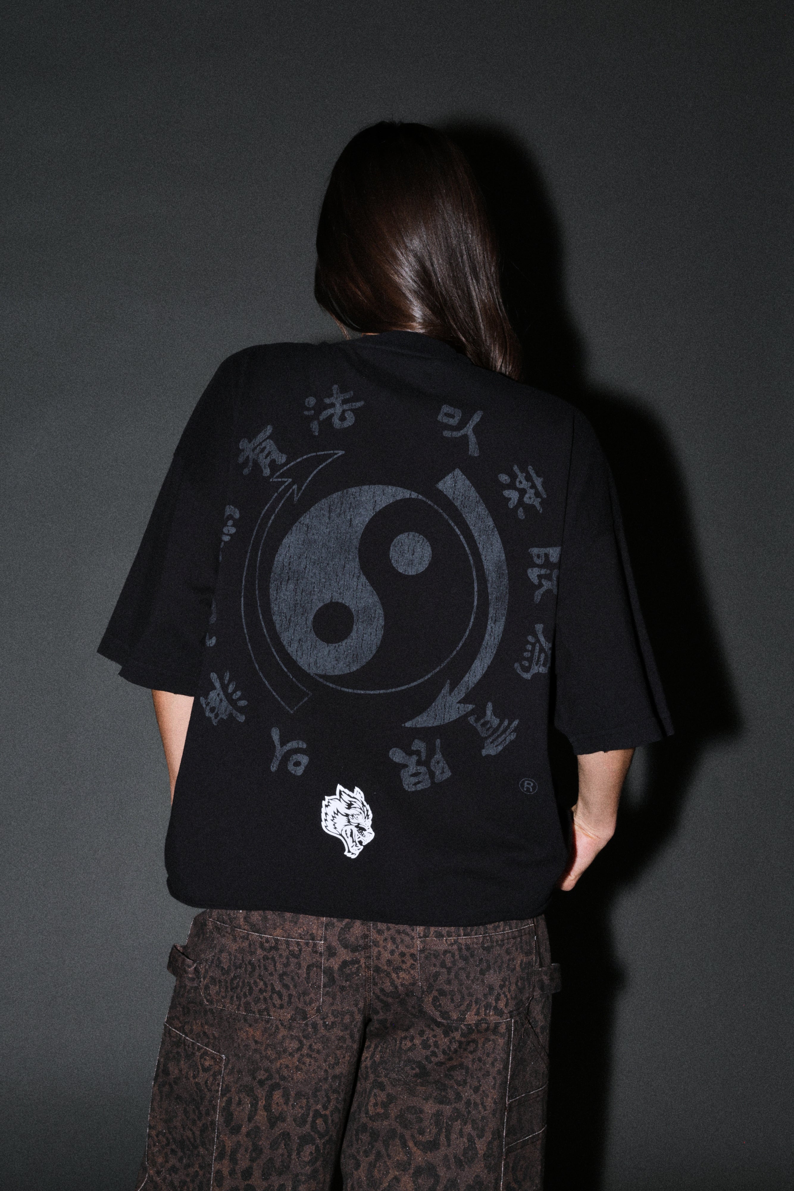 Bruce Lee Forever Distressed Grunge Box Cut Tee V2 in Black — imagem 10
