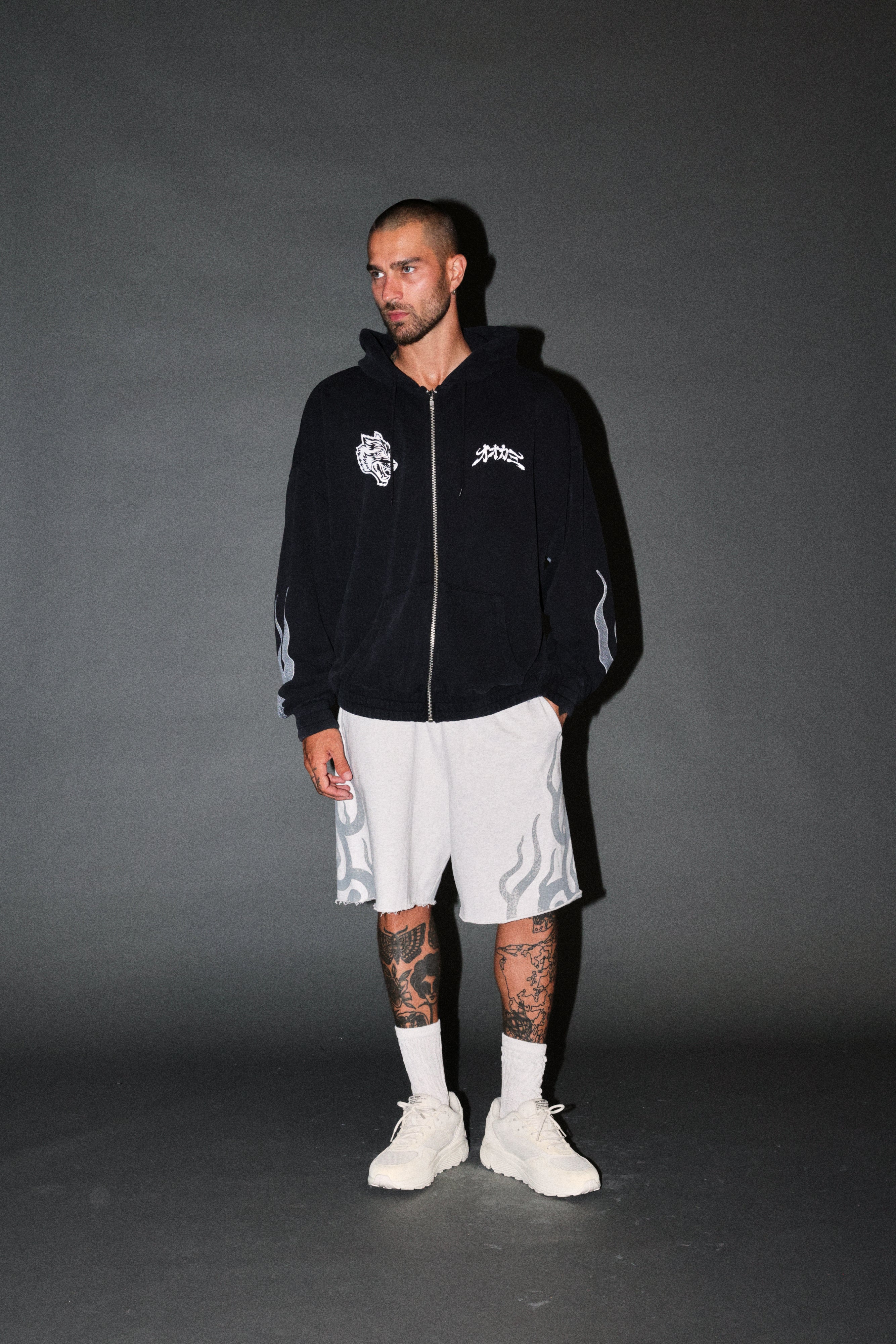 Fight Or Flight Grunge Oversized Raw Hem Post Lounge Sweat Shorts in Super Light Athletic Gray — imagem 6