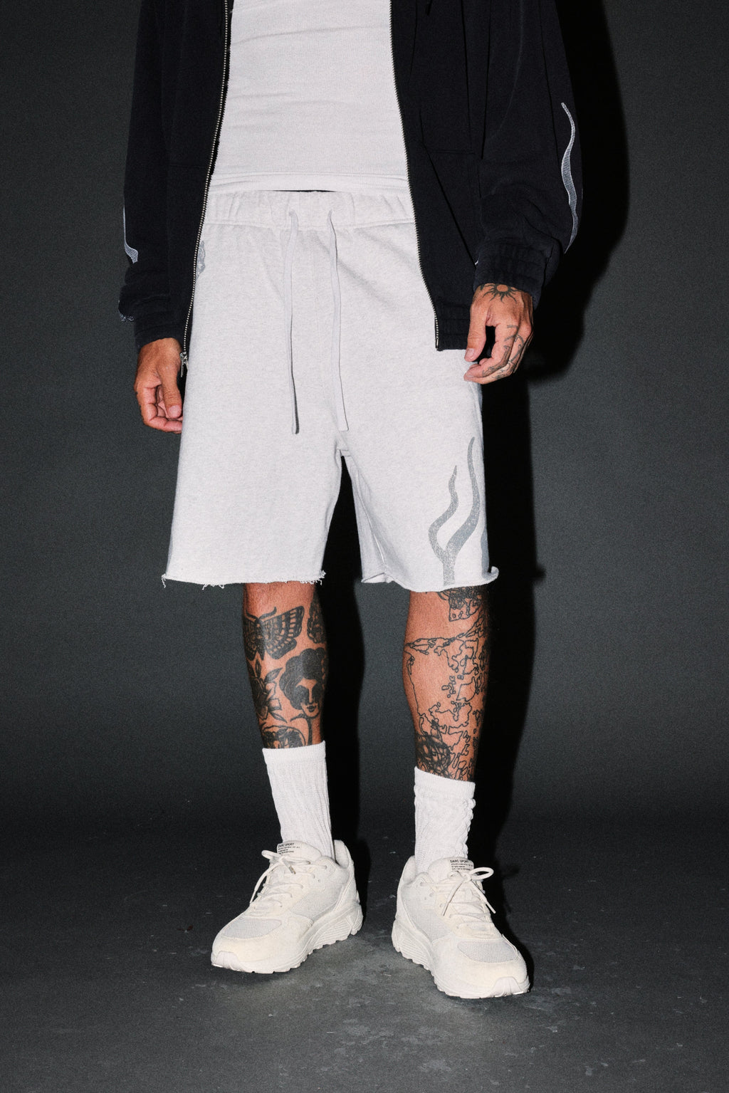 Fight Or Flight Grunge Oversized Raw Hem Post Lounge Sweat Shorts in Super Light Athletic Gray — imagem 2