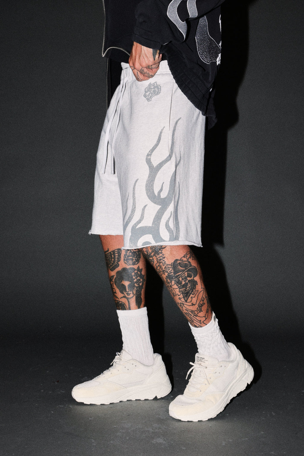 Fight Or Flight Grunge Oversized Raw Hem Post Lounge Sweat Shorts in Super Light Athletic Gray — imagem 4