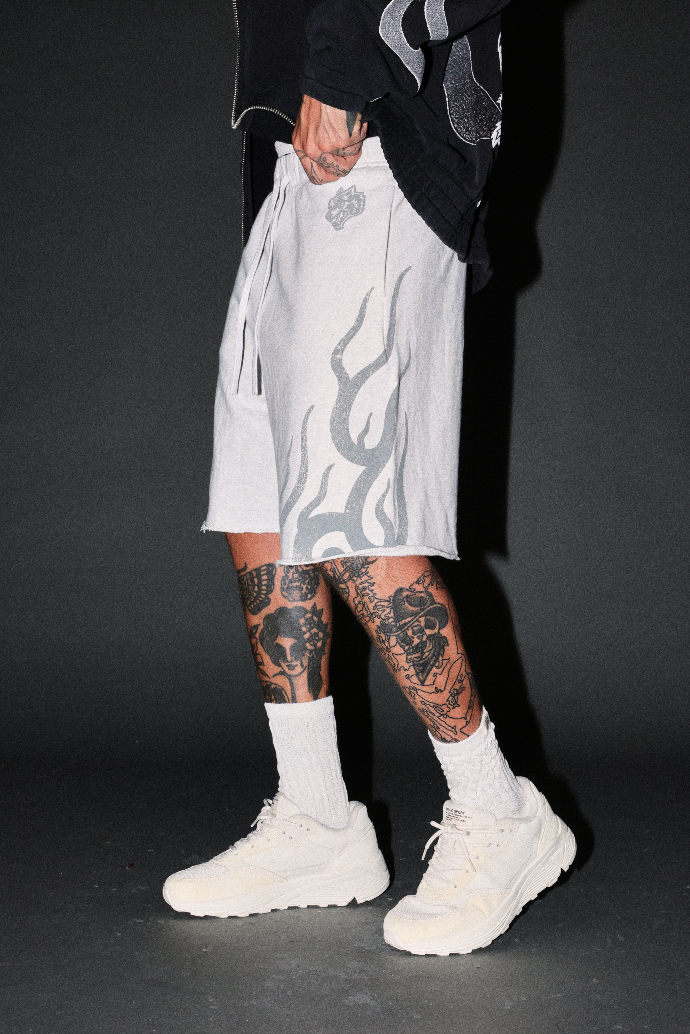 Fight Or Flight Grunge Oversized Raw Hem Post Lounge Sweat Shorts in Super Light Athletic Gray — imagem 4