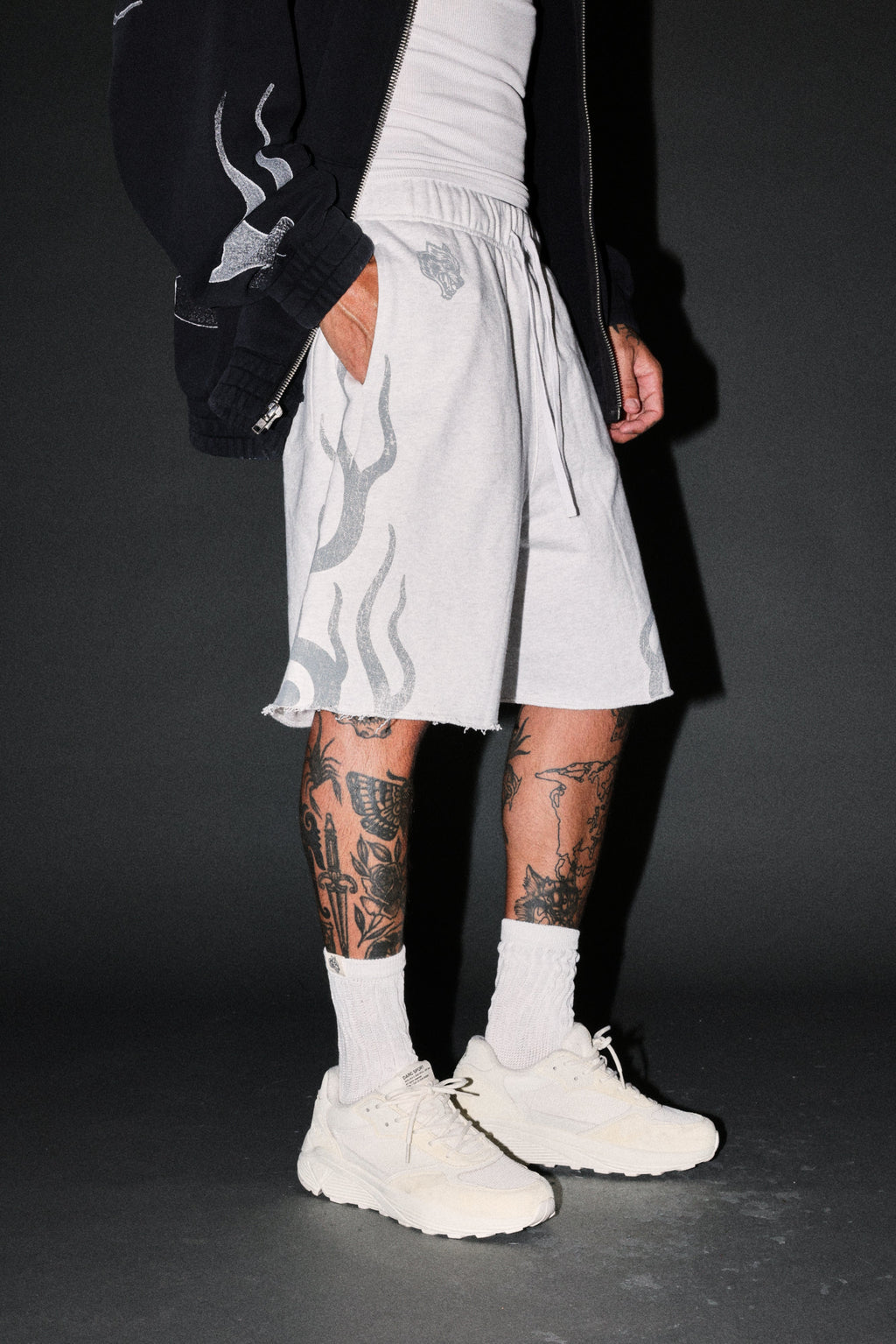 Fight Or Flight Grunge Oversized Raw Hem Post Lounge Sweat Shorts in Super Light Athletic Gray — imagem 5