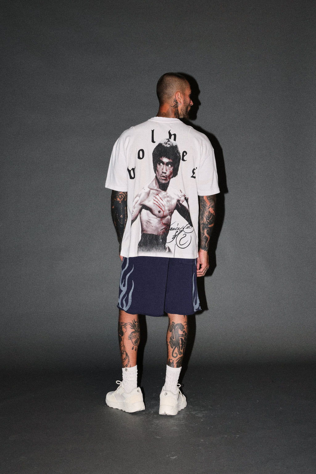 Bruce Lee Flame Premium Oversized Tee in White — imagem 6
