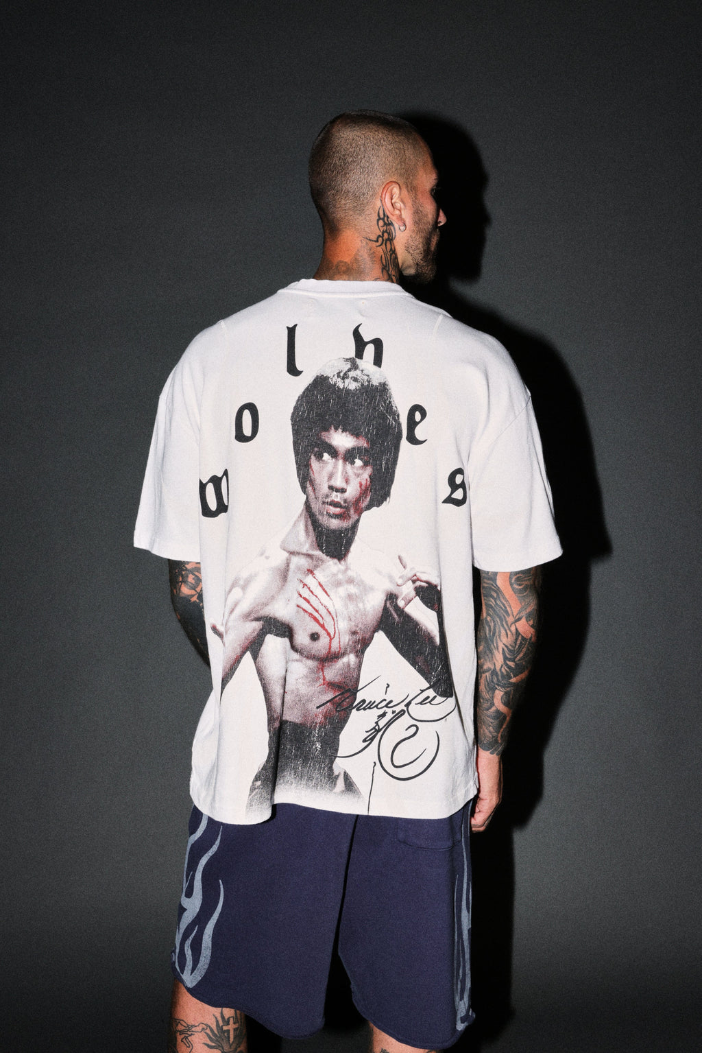 Bruce Lee Flame Premium Oversized Tee in White — imagem 4