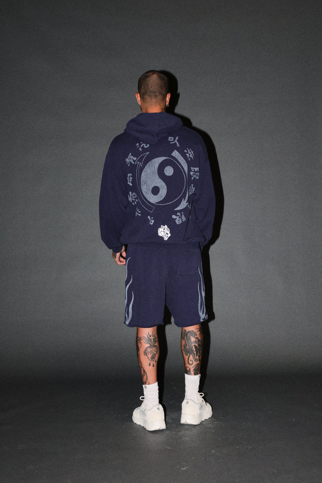 Bruce Lee Forever Pierce Hoodie in Navy — imagem 6
