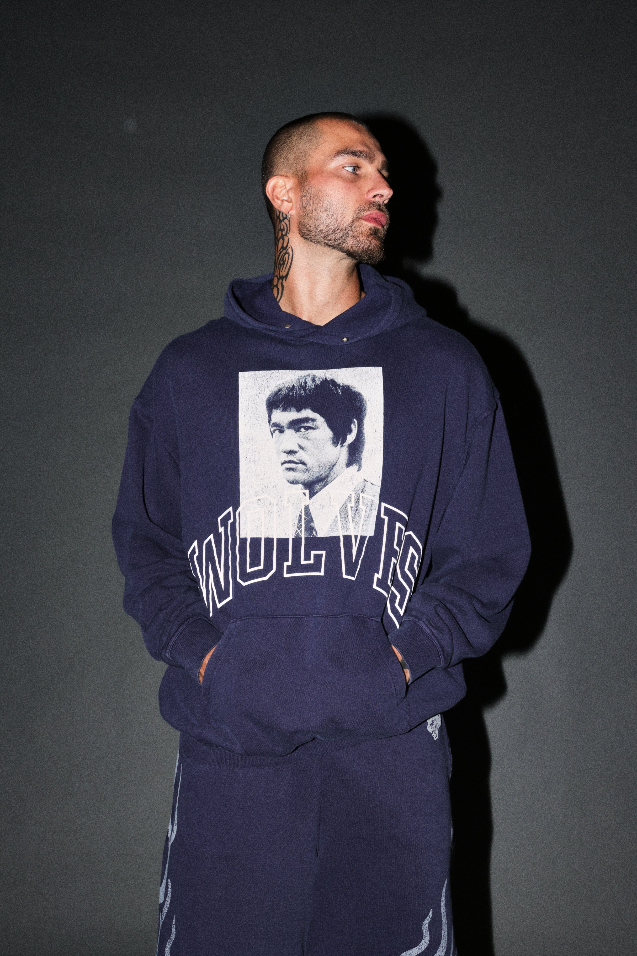 Bruce Lee Forever Pierce Hoodie in Navy — imagem 4