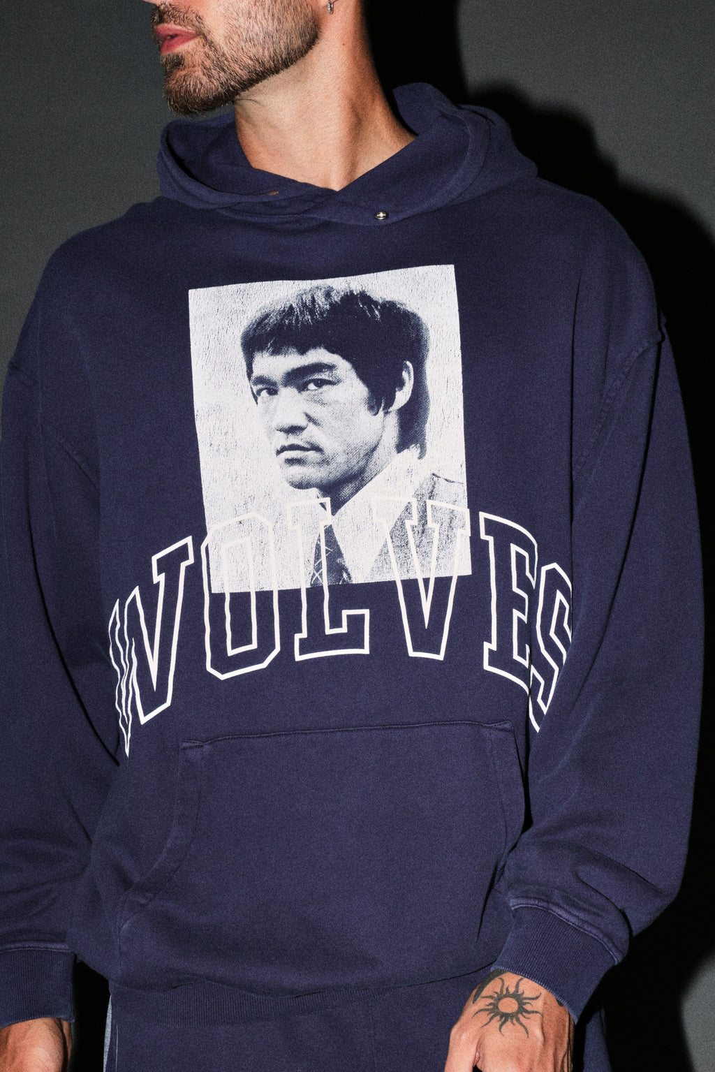Bruce Lee Forever Pierce Hoodie in Navy — imagem 7