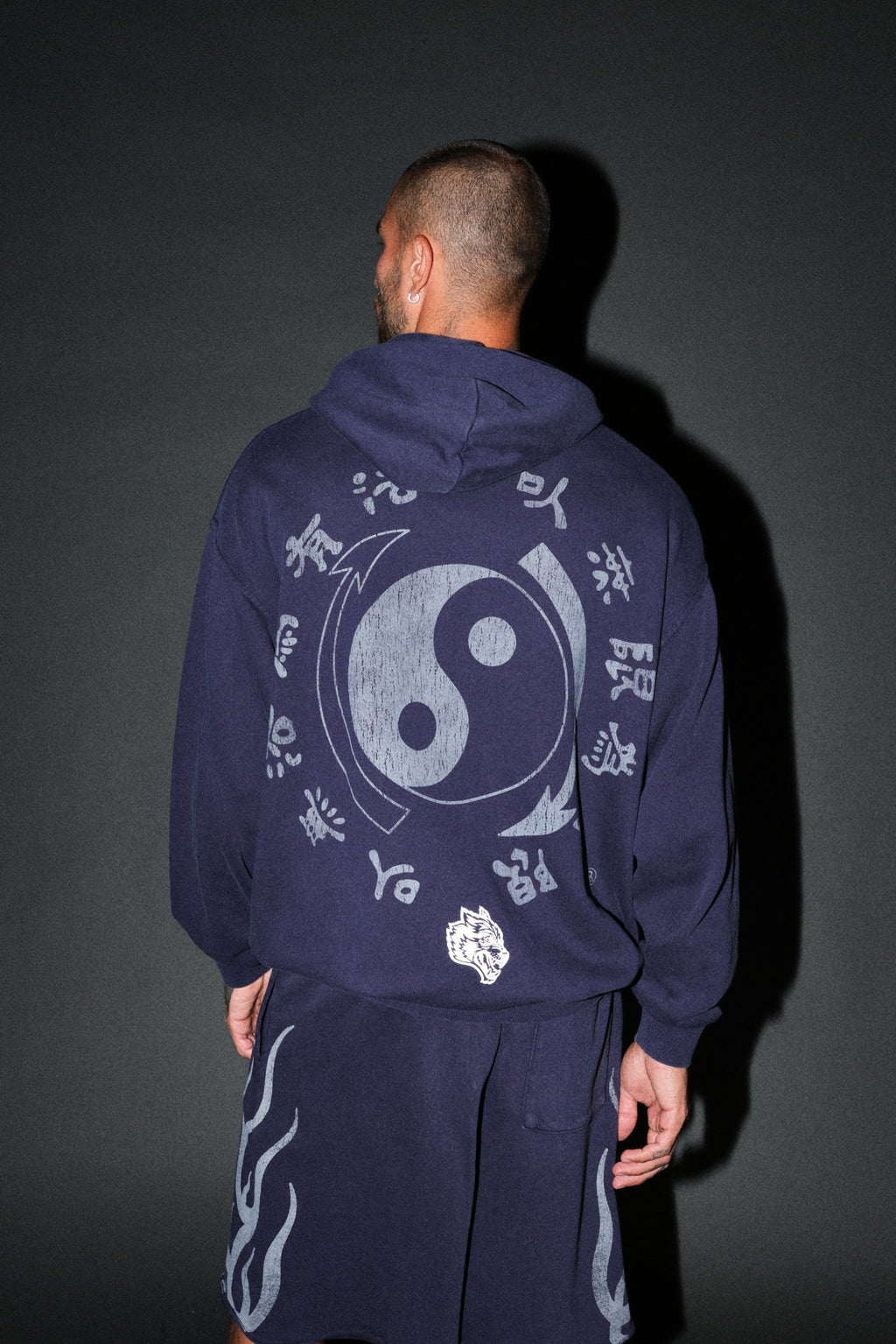 Bruce Lee Forever Pierce Hoodie in Navy — imagem 2