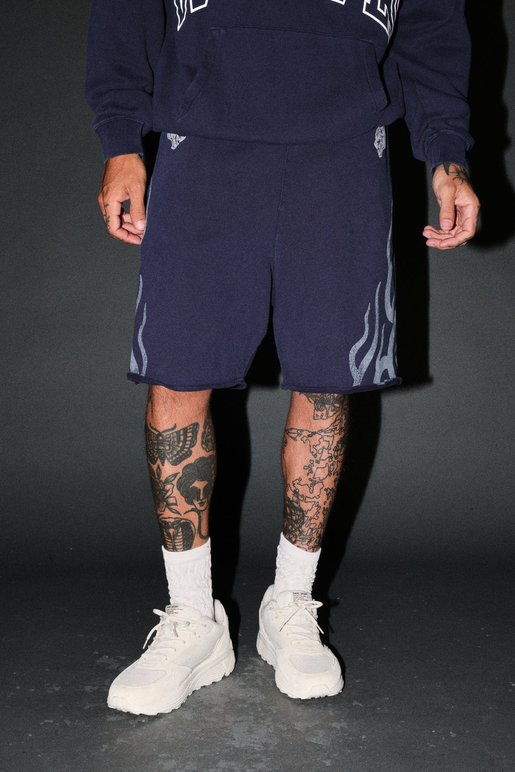 Fight Or Flight Grunge Oversized Raw Hem Post Lounge Sweat Shorts in Navy — imagem 2
