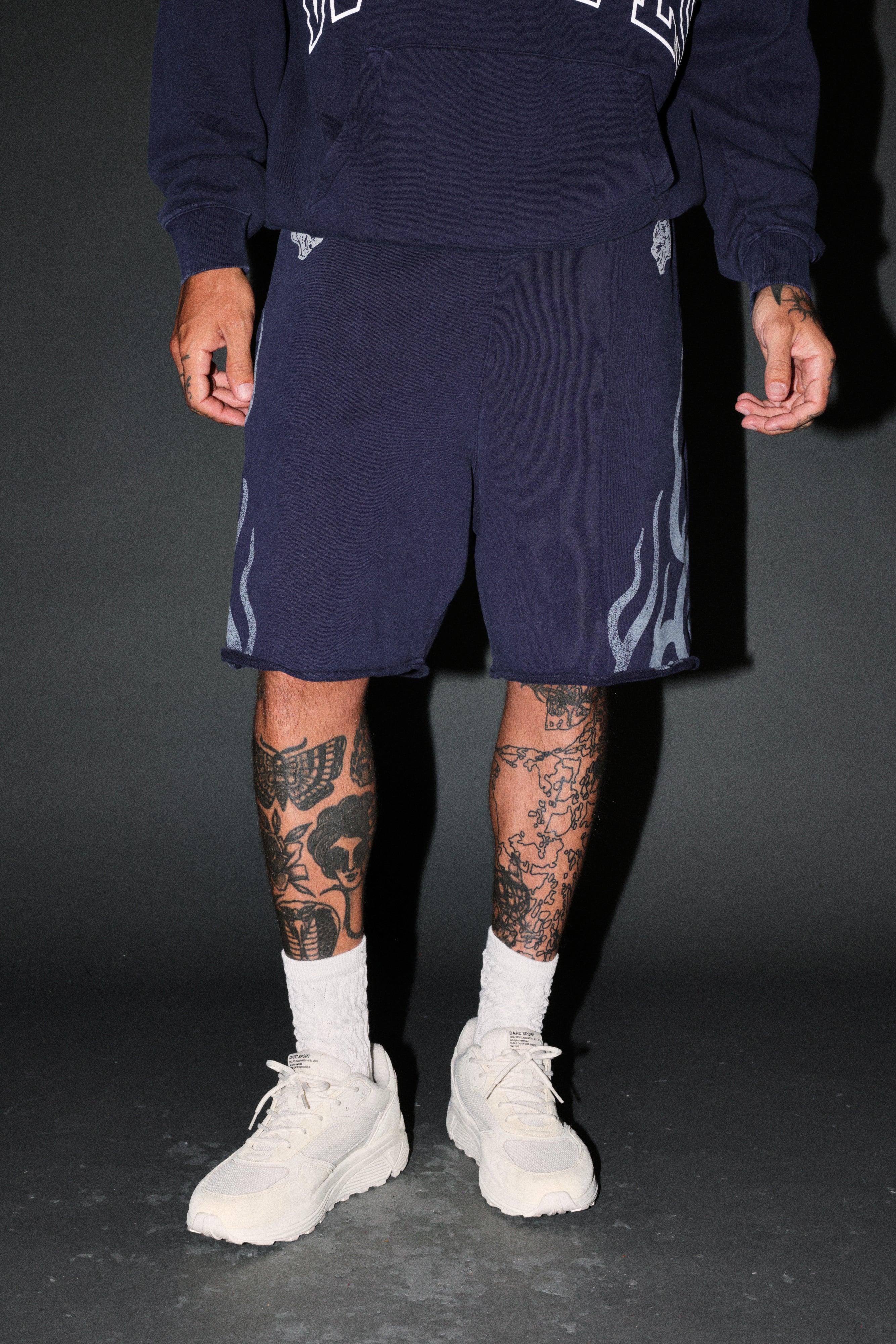 Fight Or Flight Grunge Oversized Raw Hem Post Lounge Sweat Shorts in Navy — imagem 2