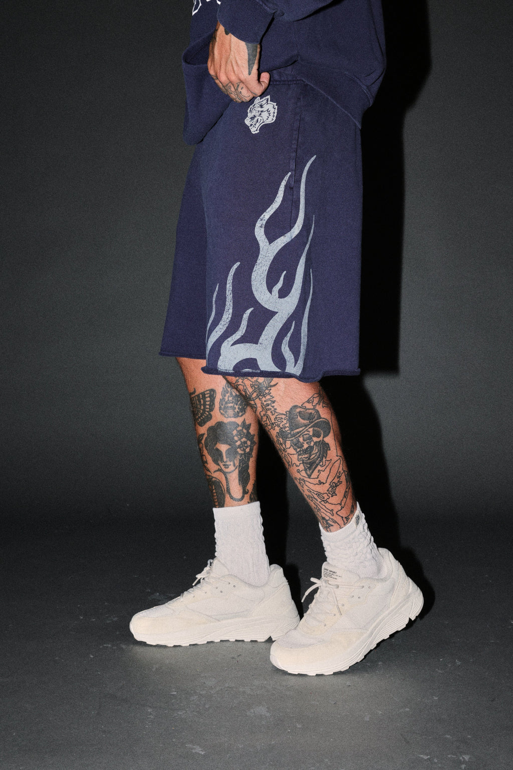 Fight Or Flight Grunge Oversized Raw Hem Post Lounge Sweat Shorts in Navy — imagem 4