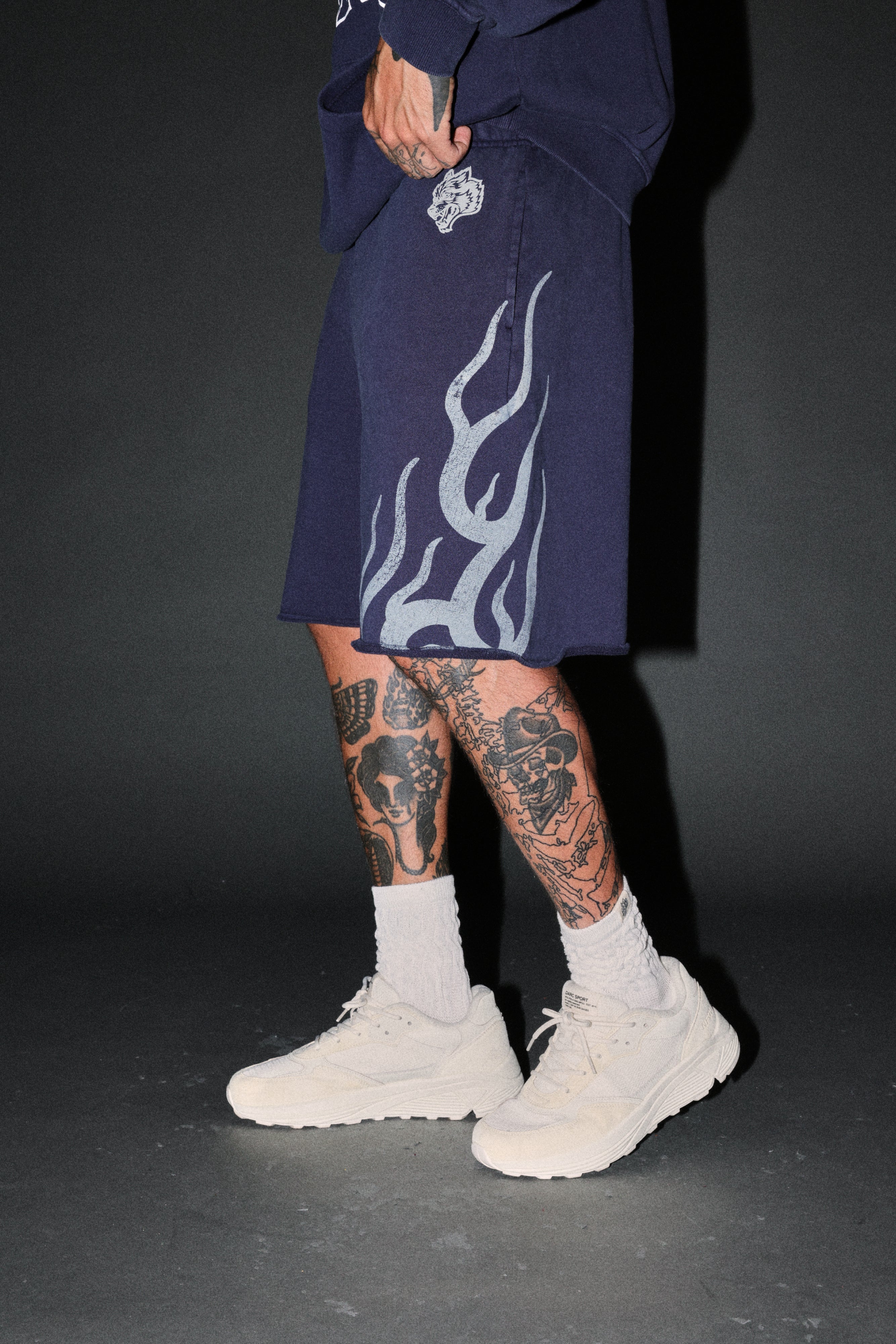 Fight Or Flight Grunge Oversized Raw Hem Post Lounge Sweat Shorts in Navy — imagem 4