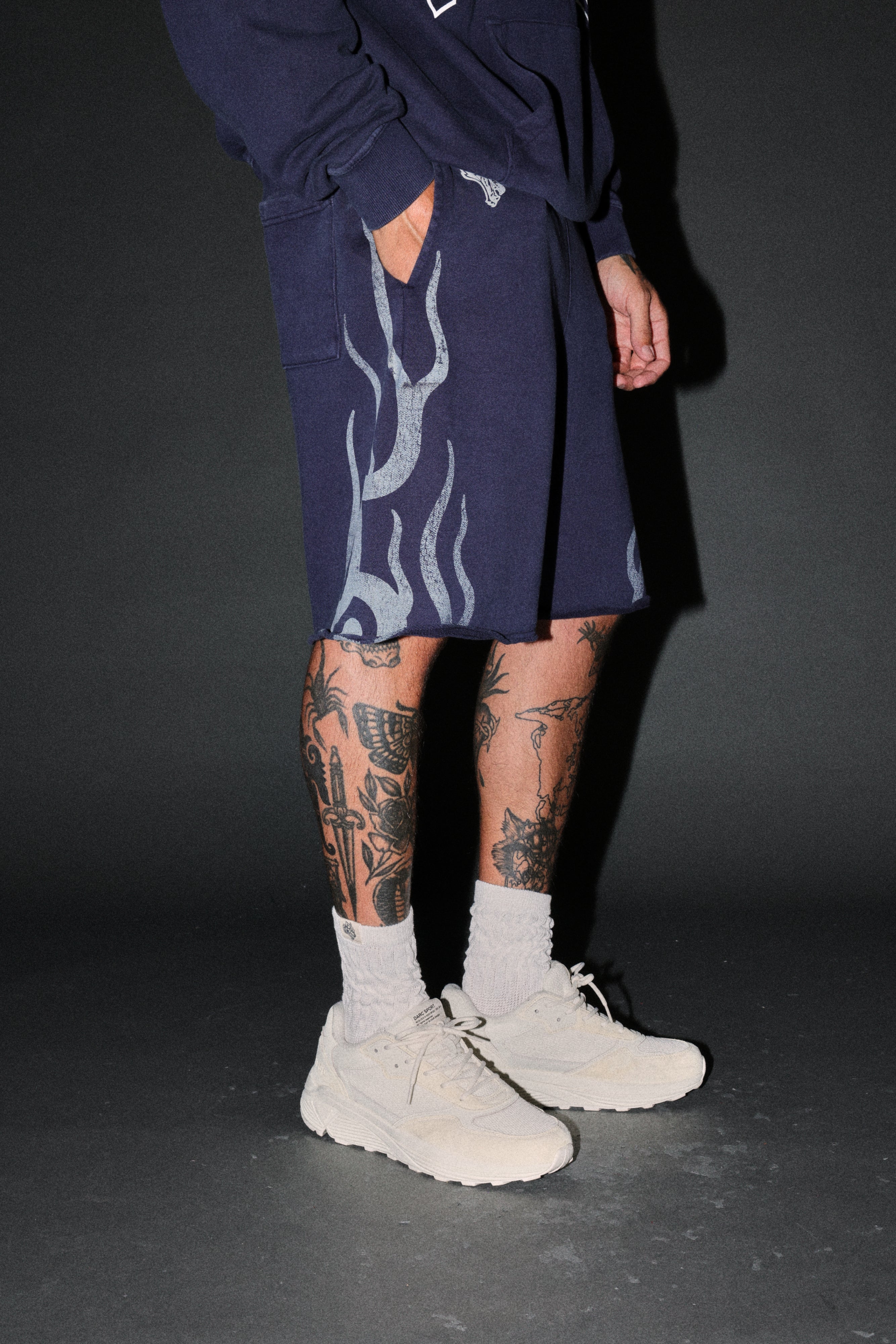 Fight Or Flight Grunge Oversized Raw Hem Post Lounge Sweat Shorts in Navy — imagem 5
