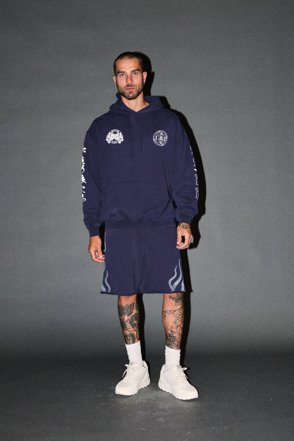 Kazoku Okami Bishop Hoodie in Navy — imagem 5