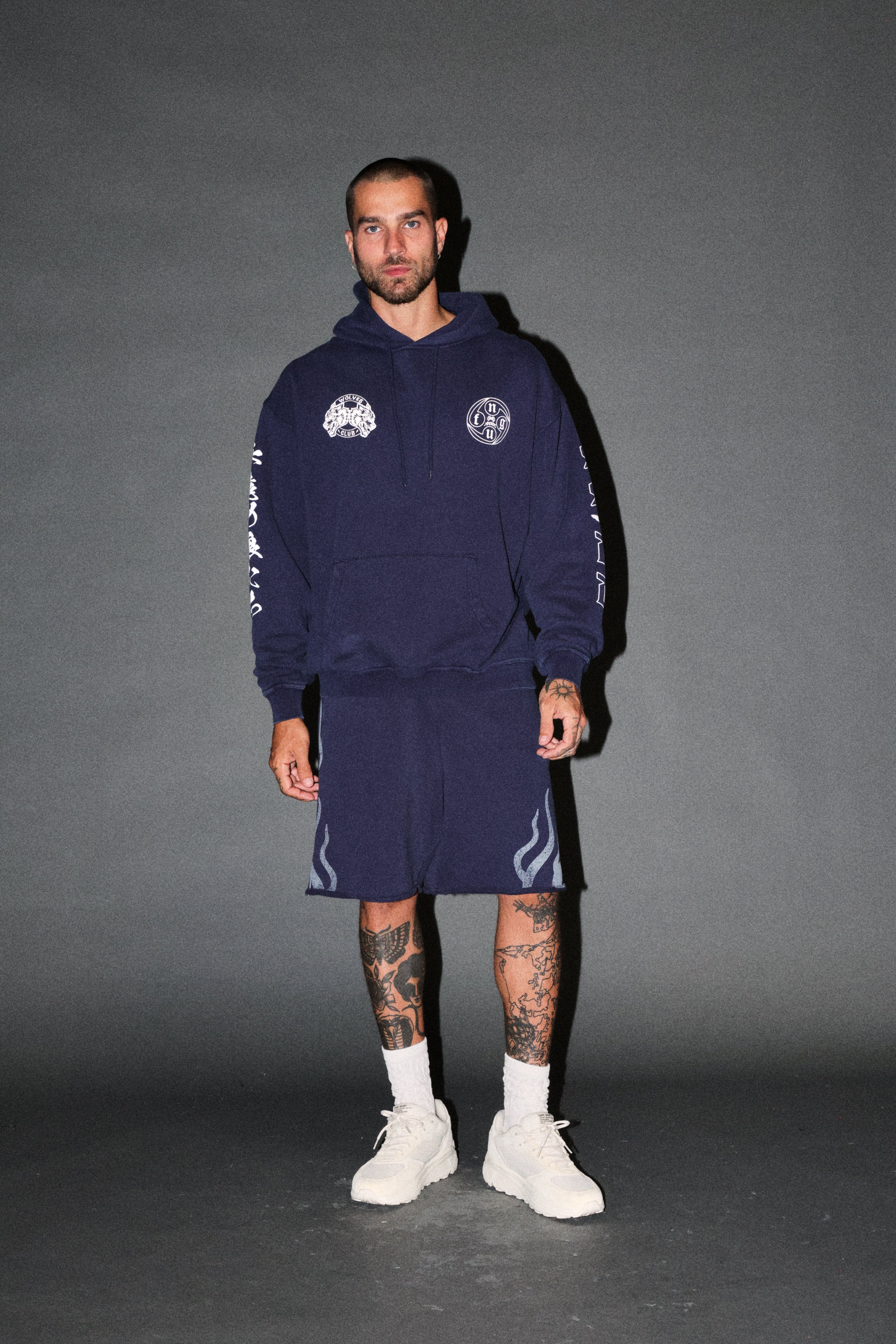 Kazoku Okami Bishop Hoodie in Navy — imagem 5