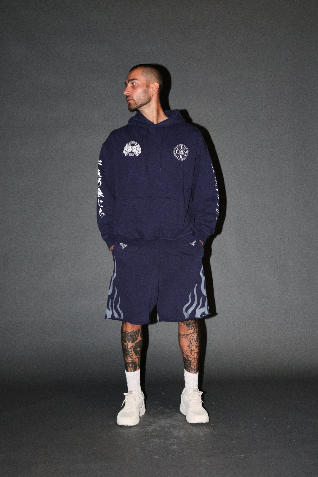 Fight Or Flight Grunge Oversized Raw Hem Post Lounge Sweat Shorts in Navy — imagem 6