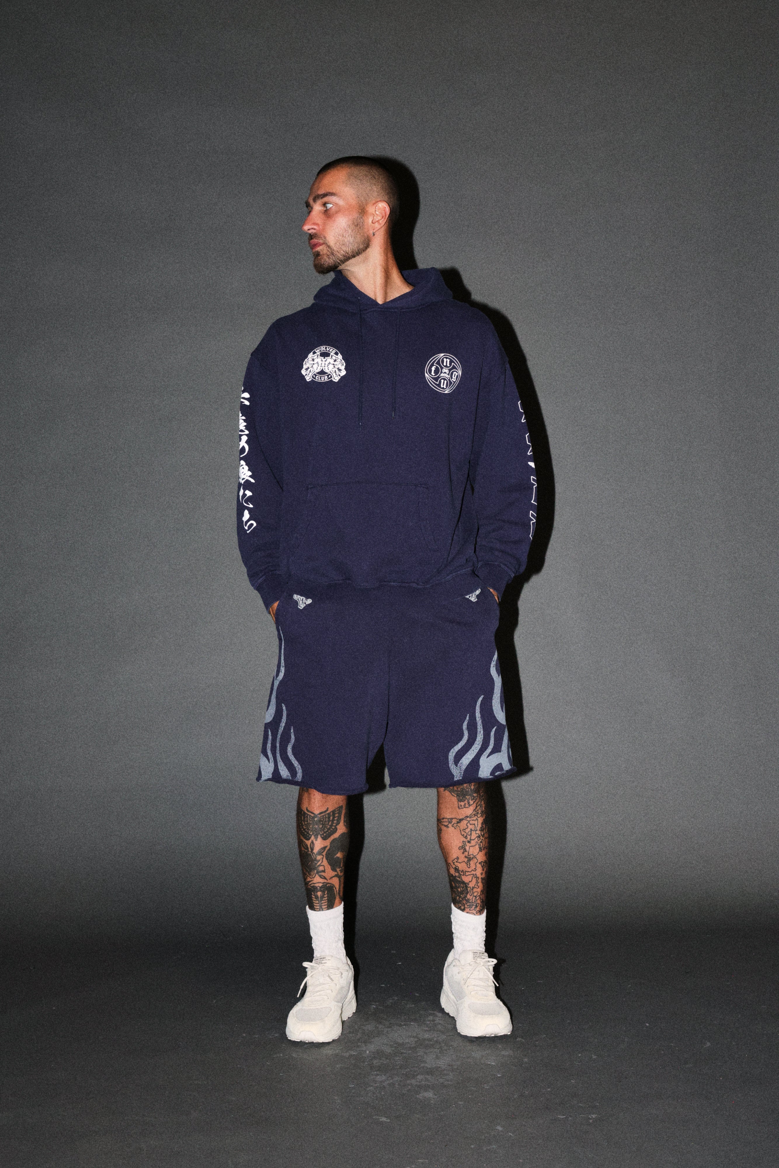 Fight Or Flight Grunge Oversized Raw Hem Post Lounge Sweat Shorts in Navy — imagem 6