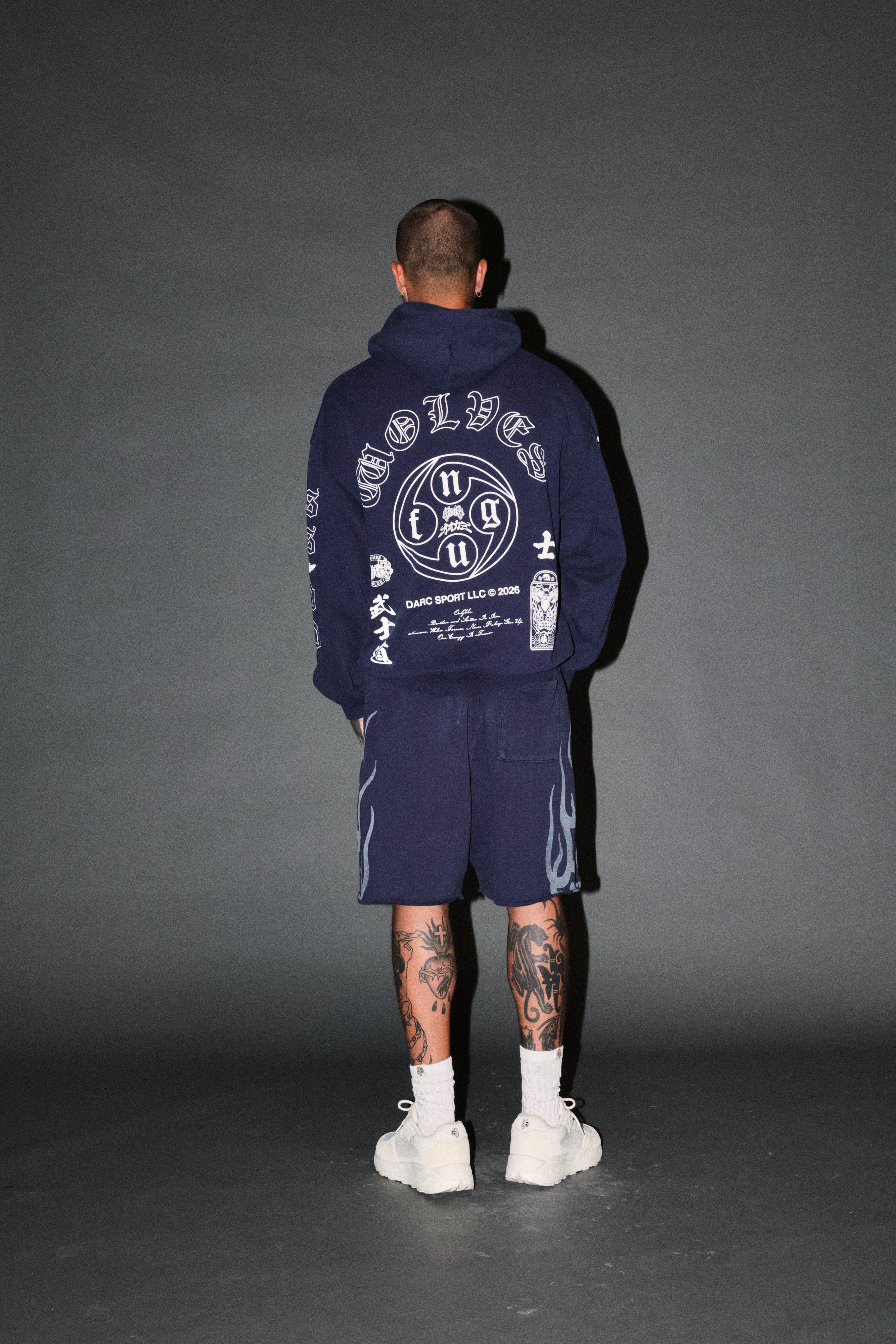 Kazoku Okami Bishop Hoodie in Navy — imagem 6