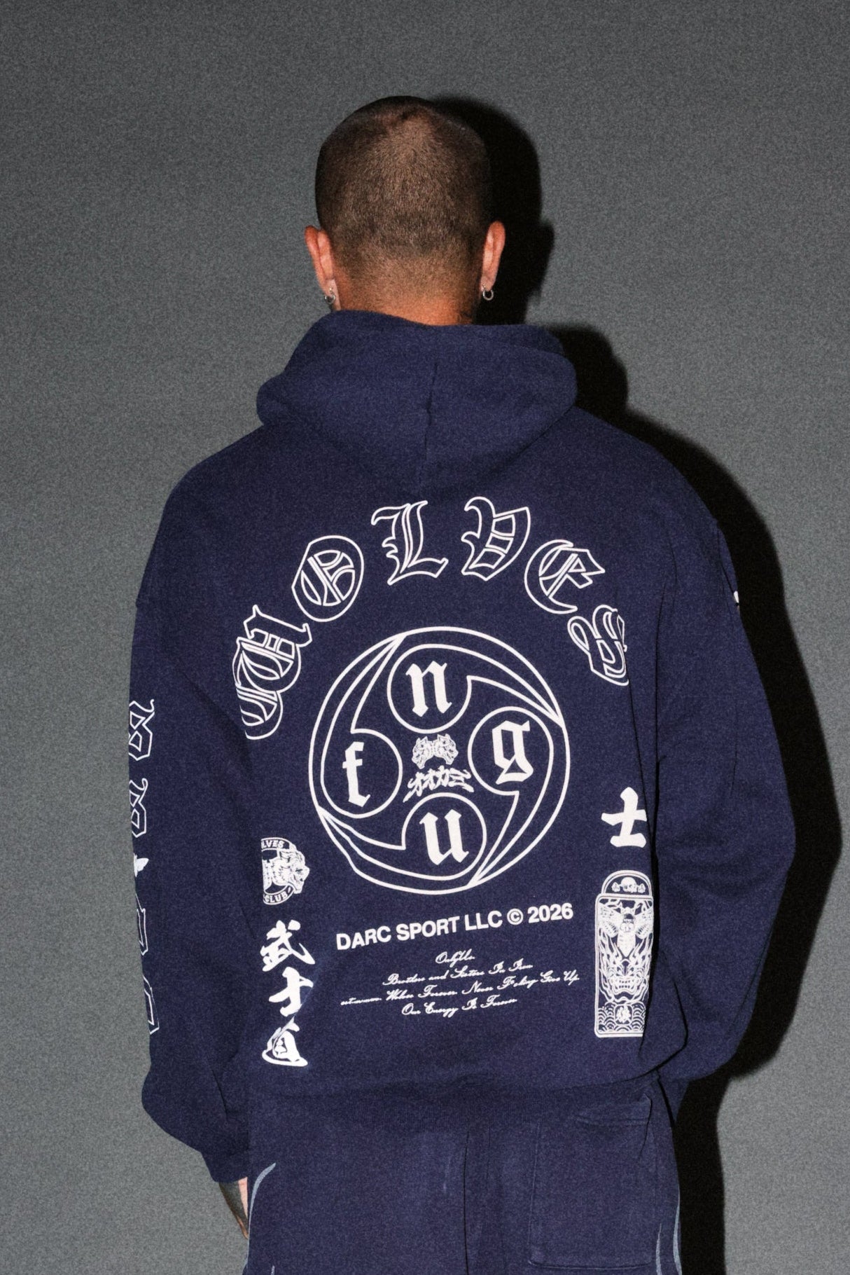 Kazoku Okami Bishop Hoodie in Navy — imagem 4