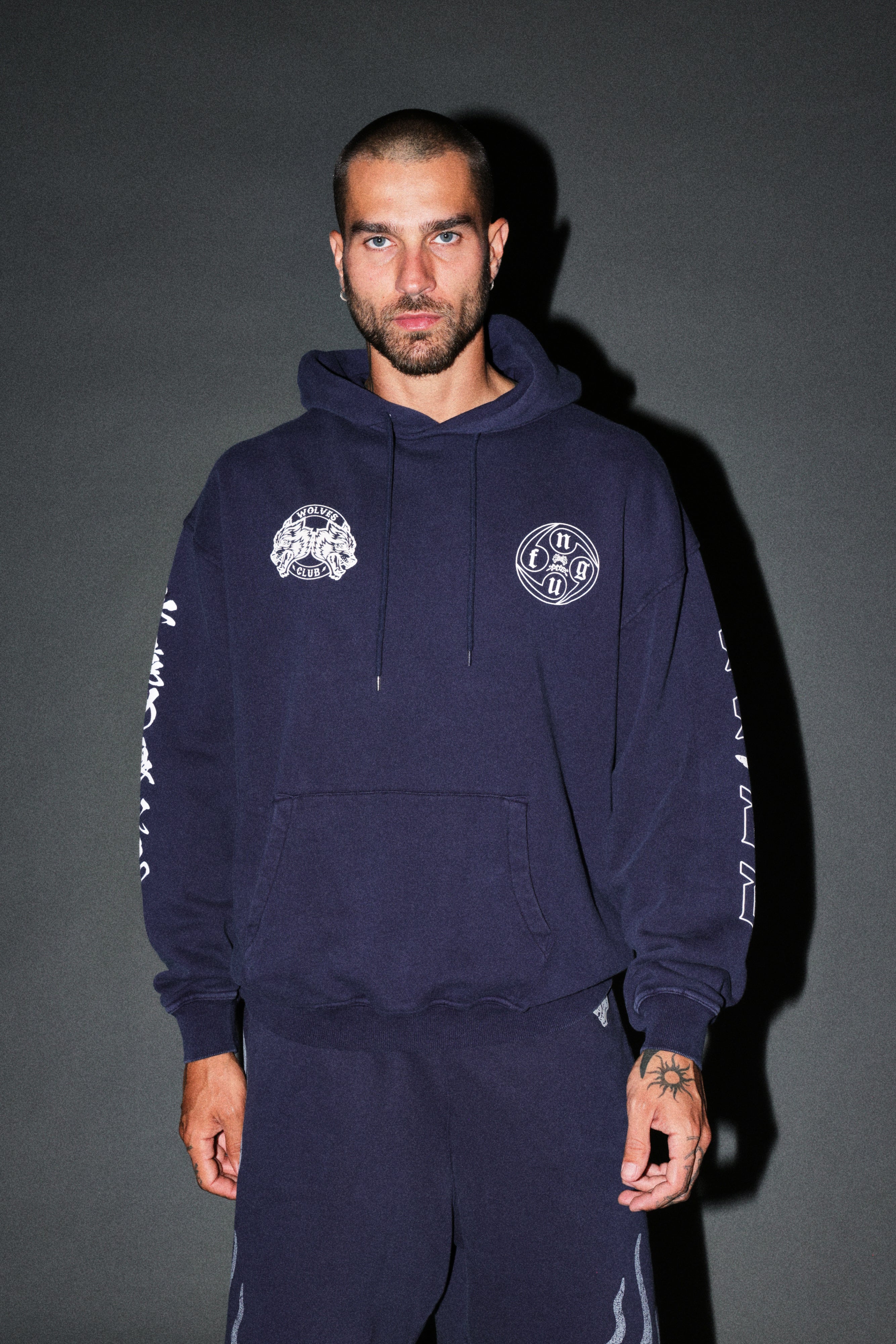 Kazoku Okami Bishop Hoodie in Navy — imagem 2