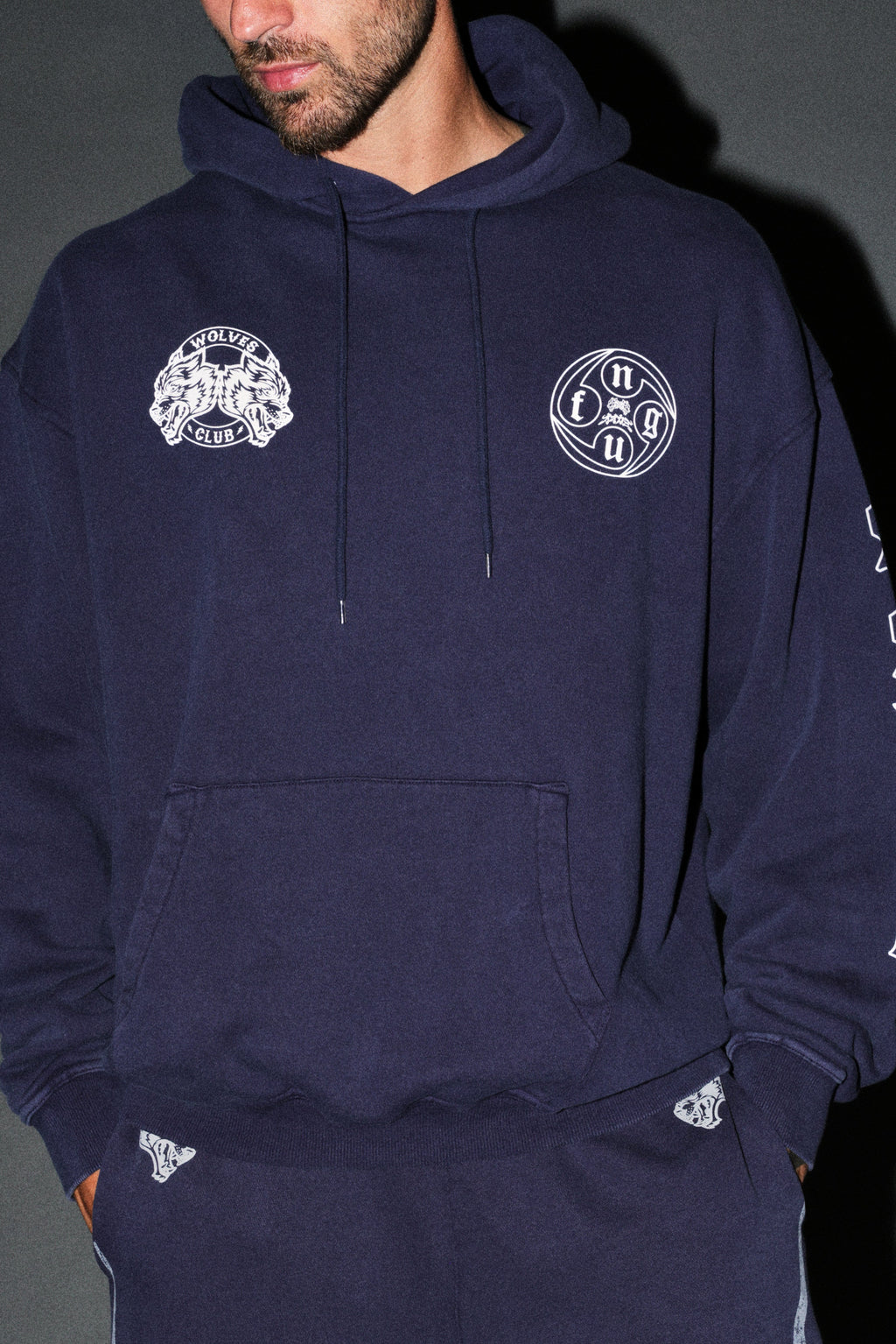 Kazoku Okami Bishop Hoodie in Navy — imagem 7