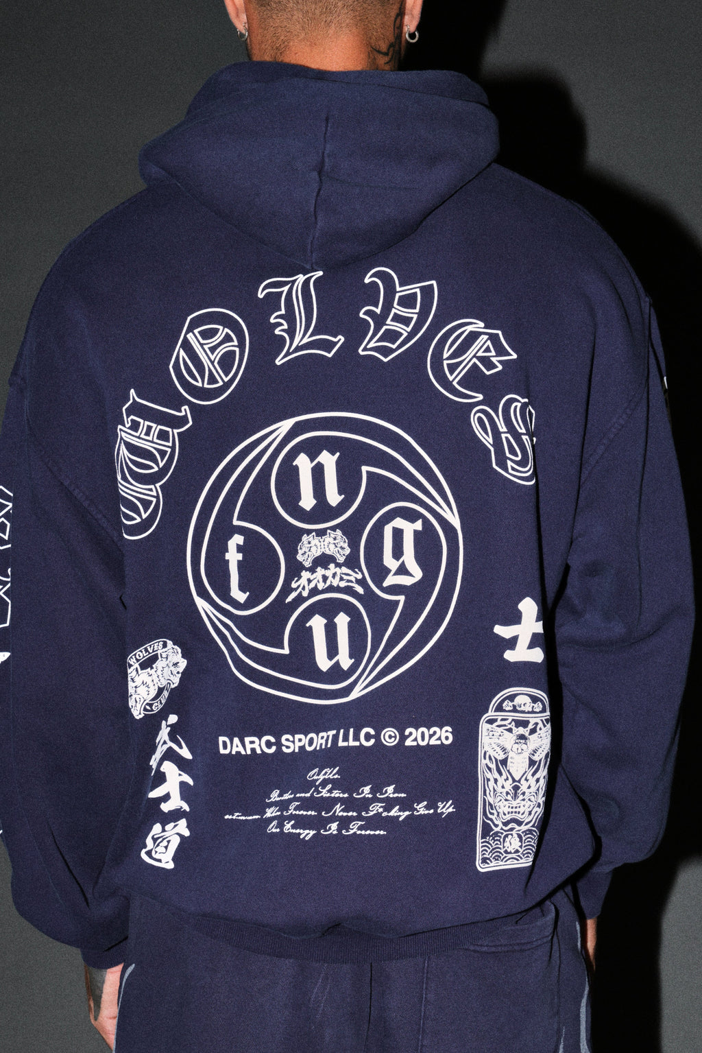 Kazoku Okami Bishop Hoodie in Navy — imagem 8