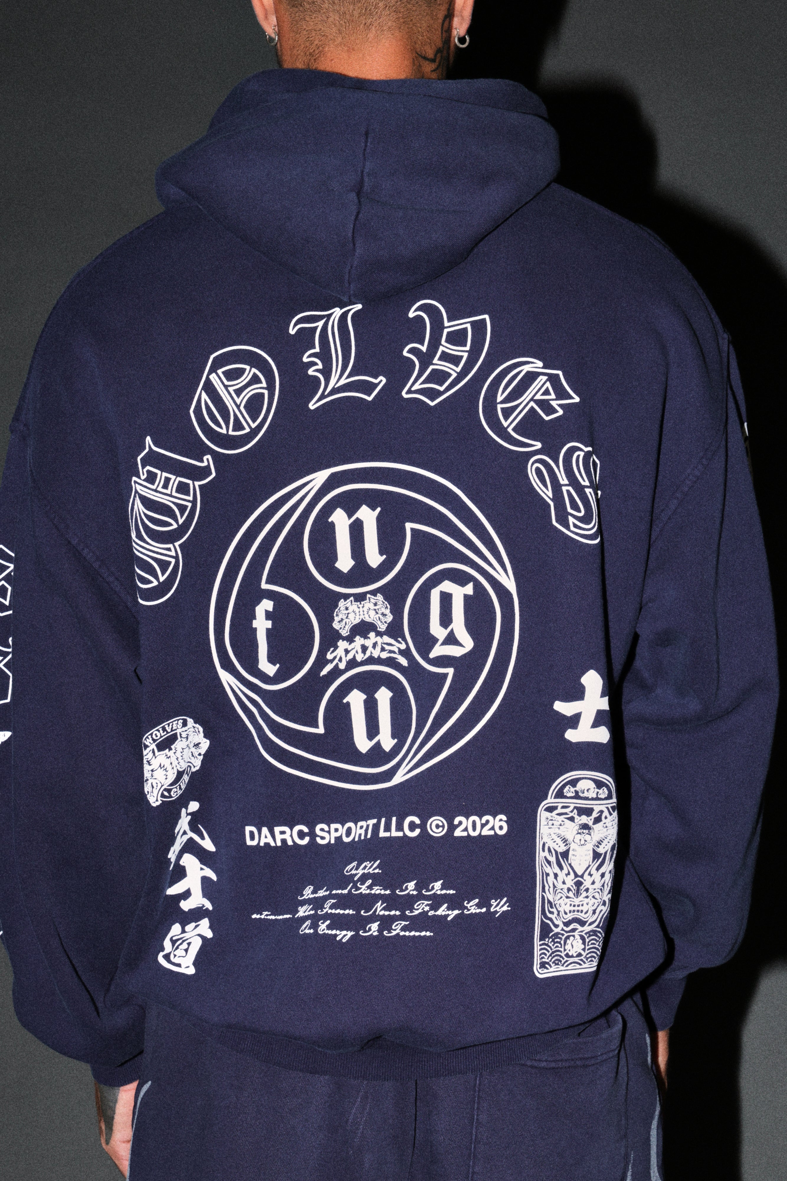 Kazoku Okami Bishop Hoodie in Navy — imagem 8