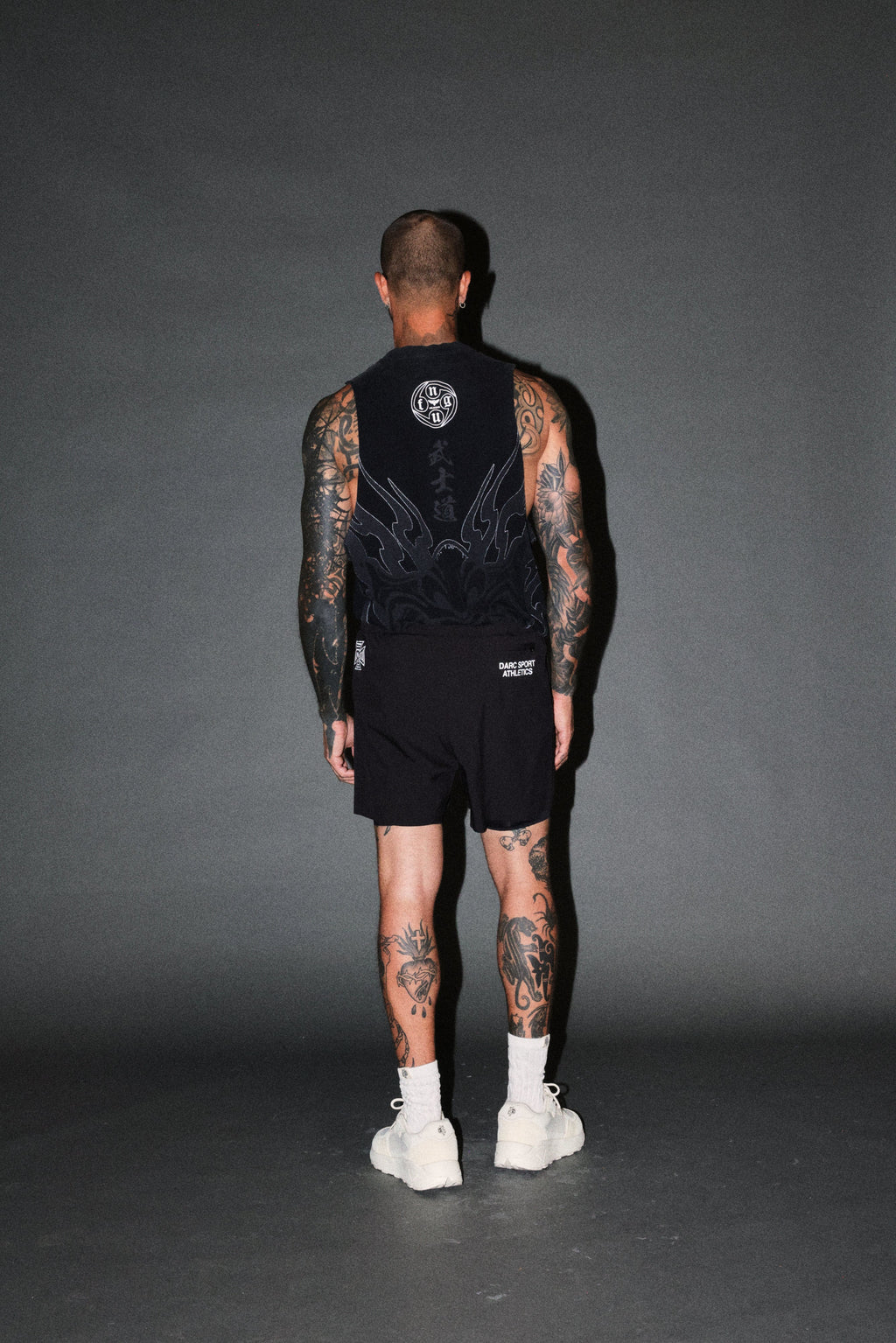 Half Mask Tommy Muscle Tee in Black — imagem 6