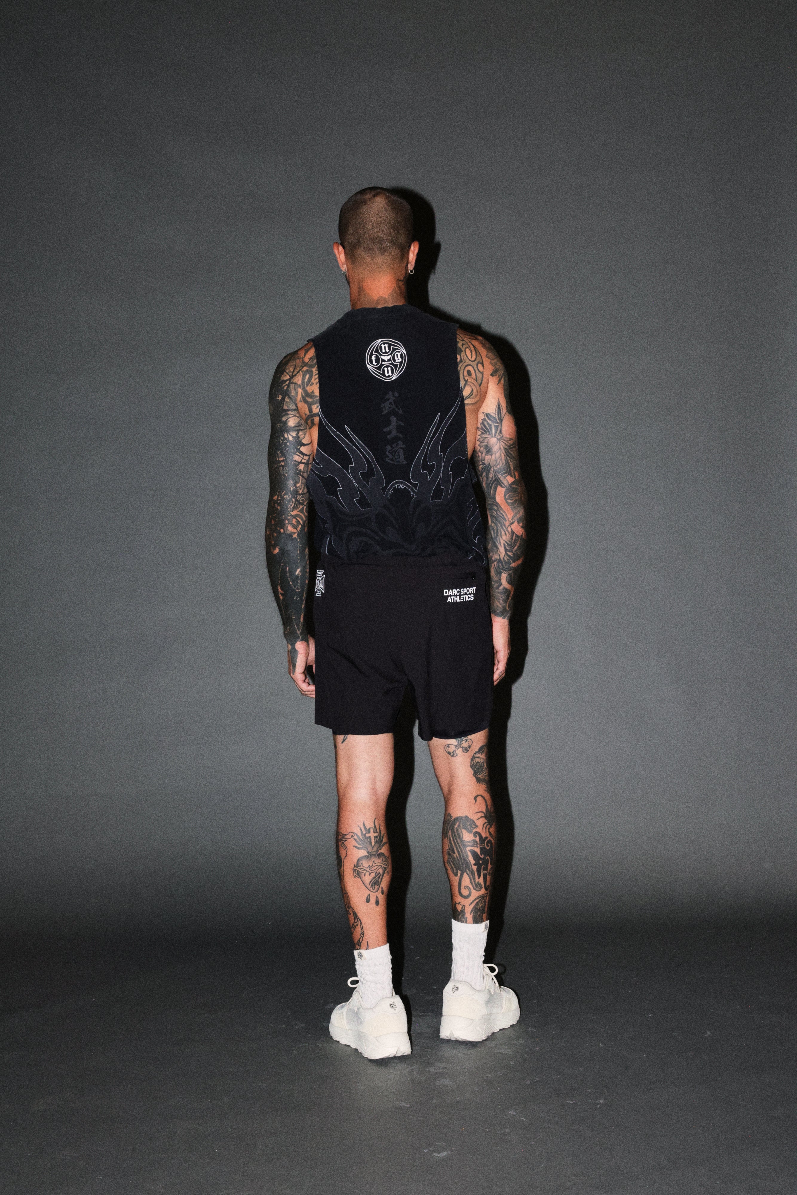 Half Mask Tommy Muscle Tee in Black — imagem 6
