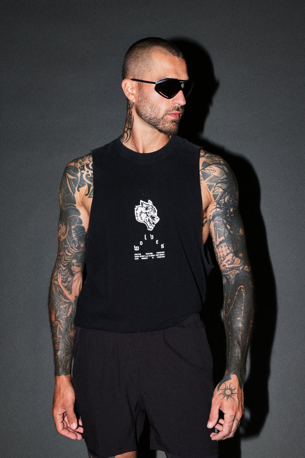 Half Mask Tommy Muscle Tee in Black — imagem 2
