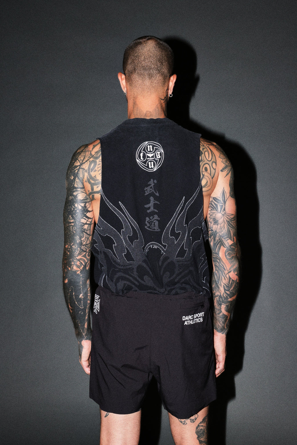 Half Mask Tommy Muscle Tee in Black — imagem 4