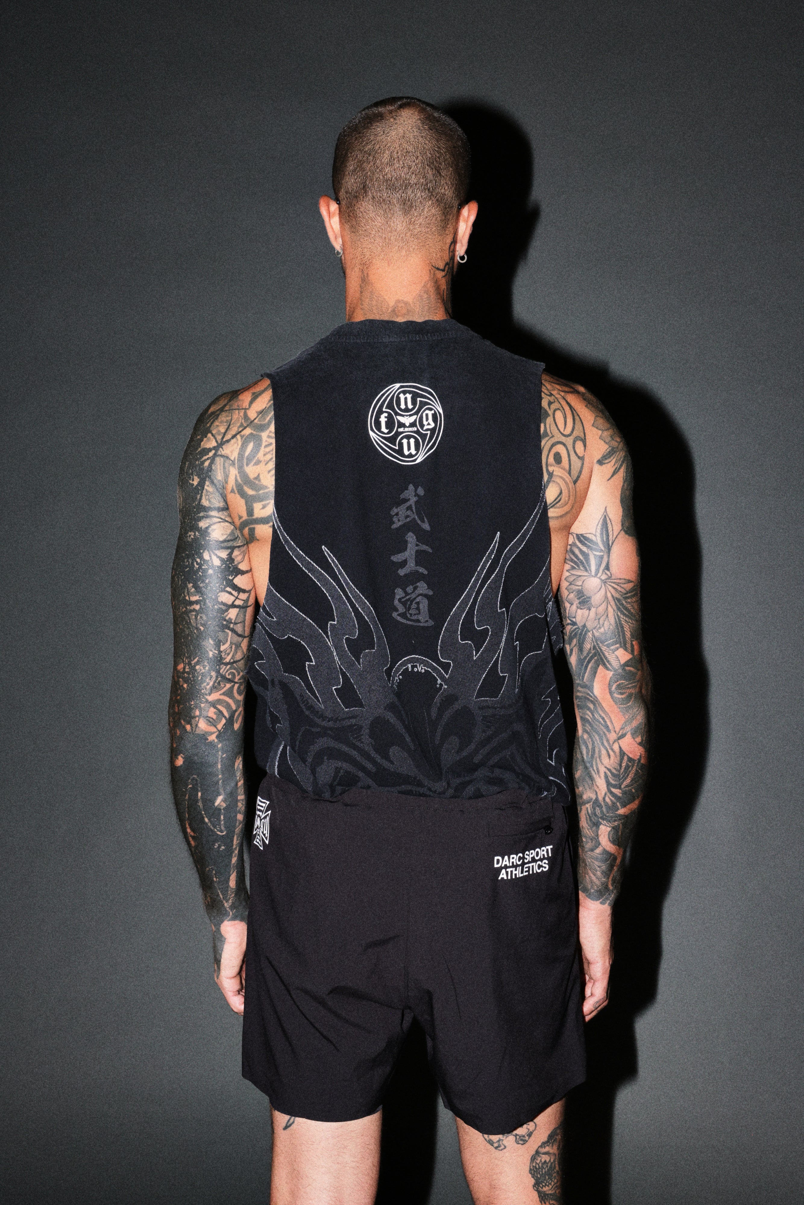Half Mask Tommy Muscle Tee in Black — imagem 4
