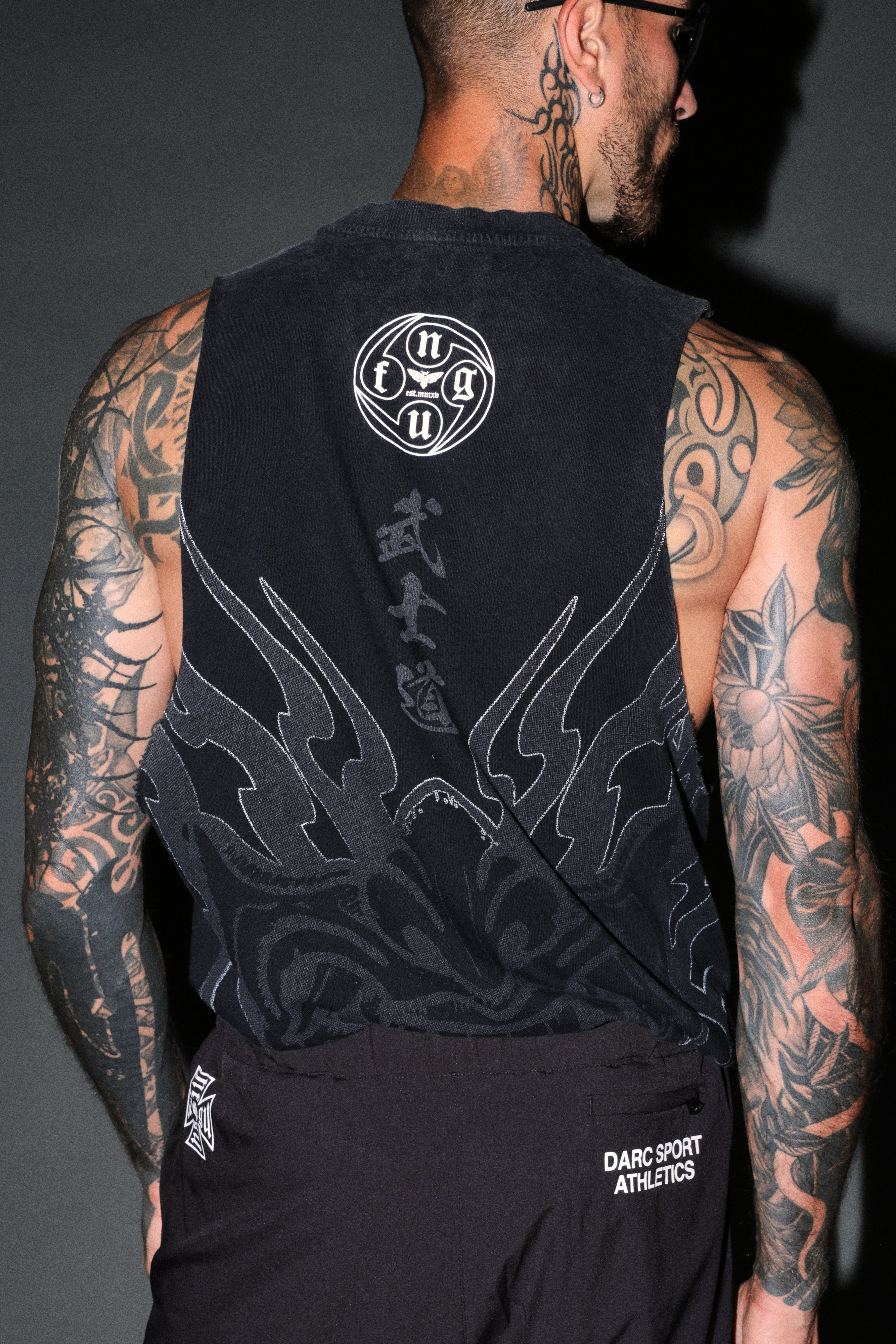 Half Mask Tommy Muscle Tee in Black — imagem 8
