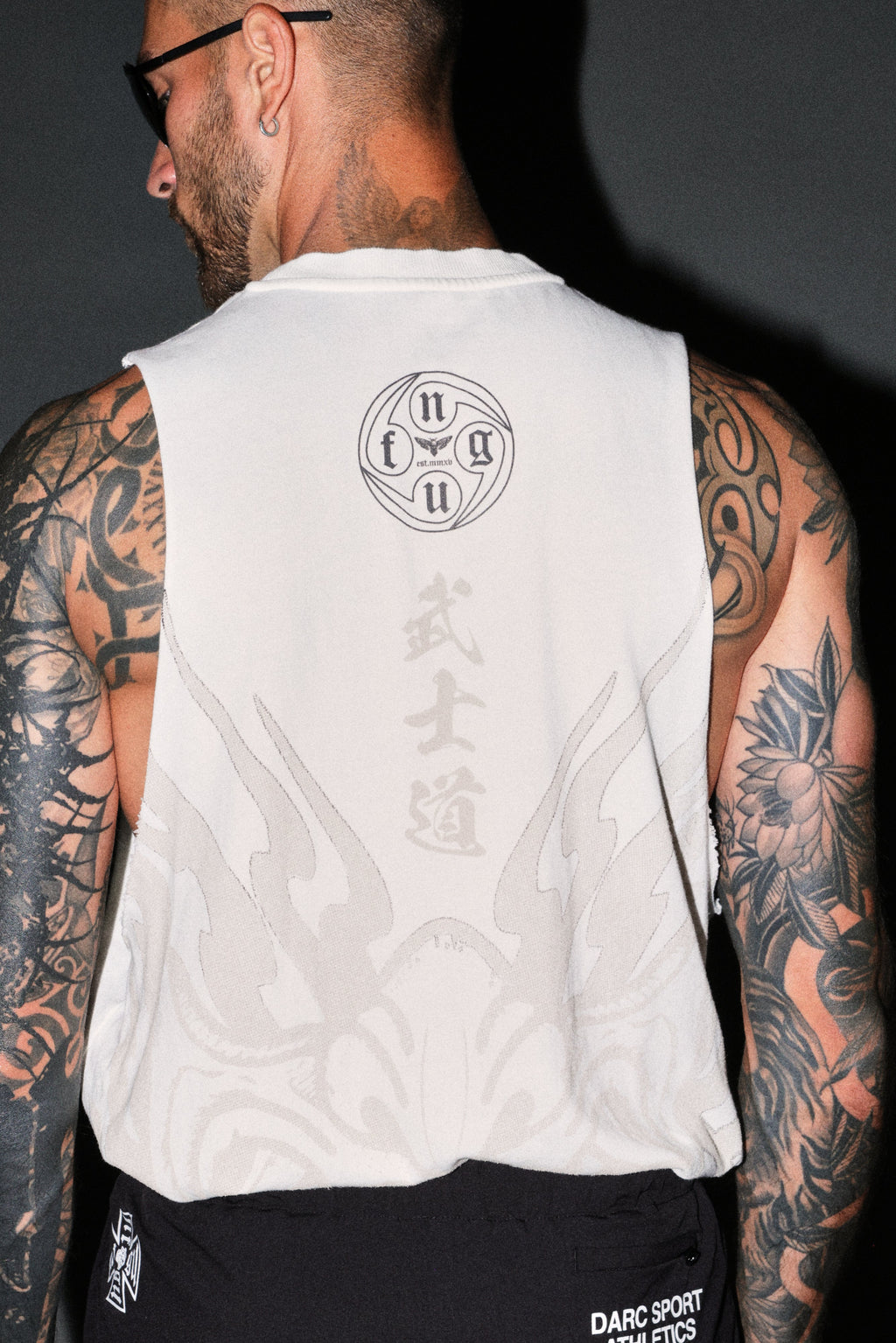 Half Mask Tommy Muscle Tee in Cream — imagem 6