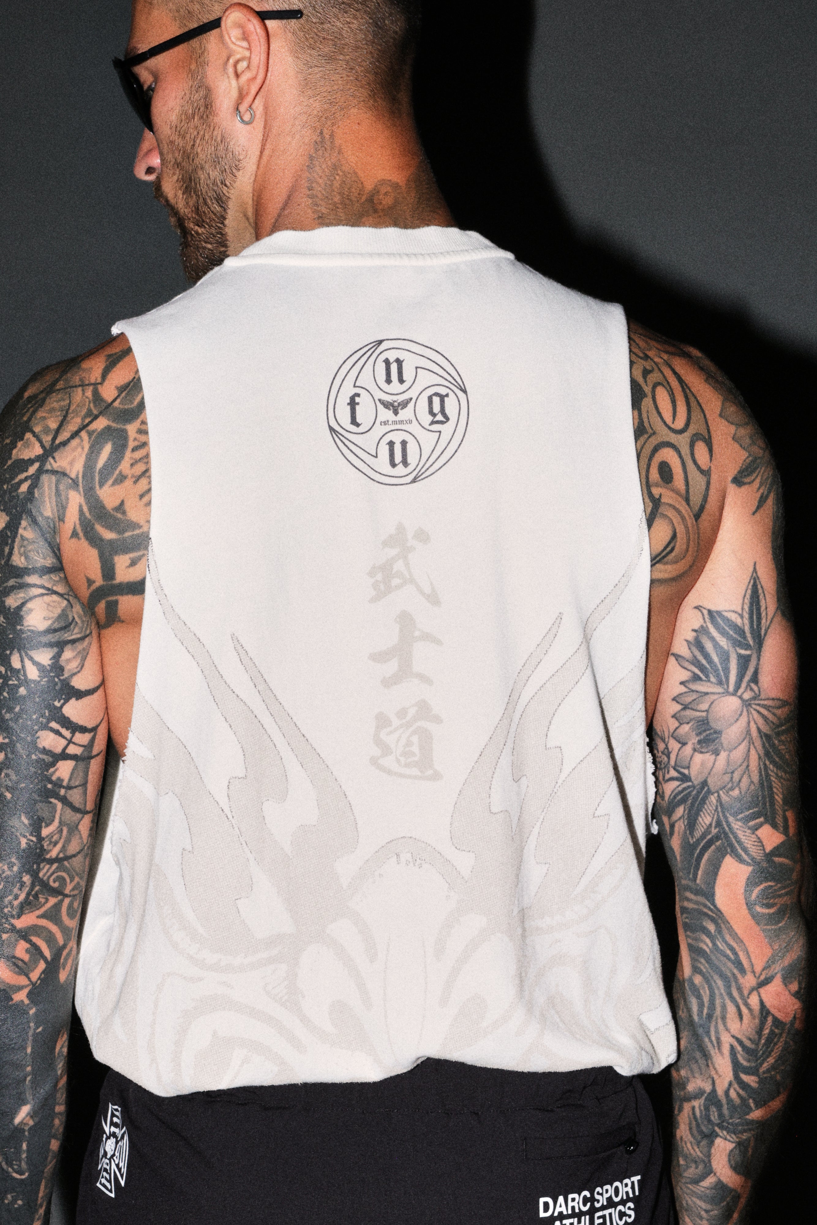 Half Mask Tommy Muscle Tee in Cream — imagem 6