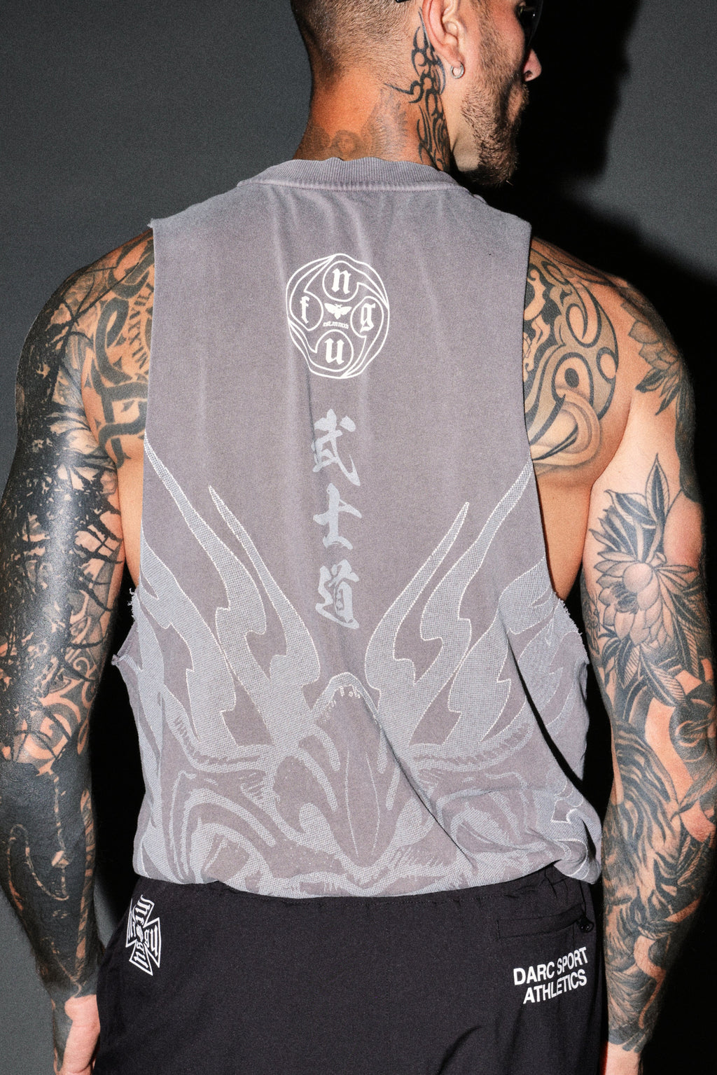 Half Mask Tommy Muscle Tee in Slate Gray — imagem 6