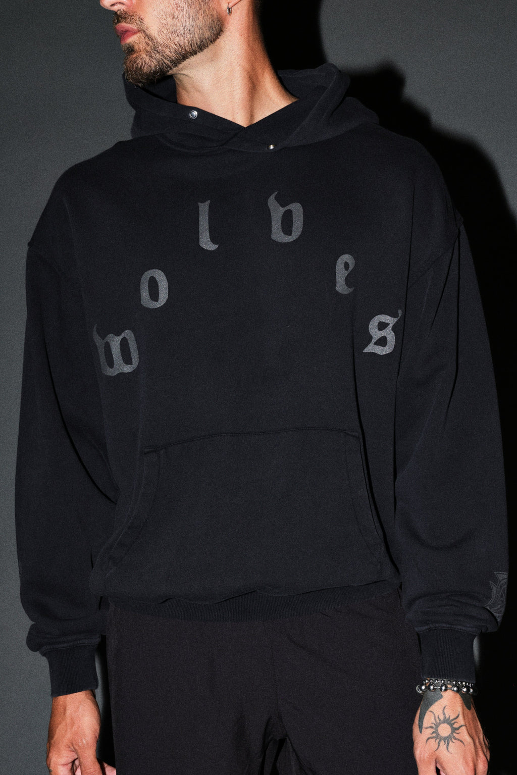 Scorpion Fire Pierce Hoodie in Black — imagem 7